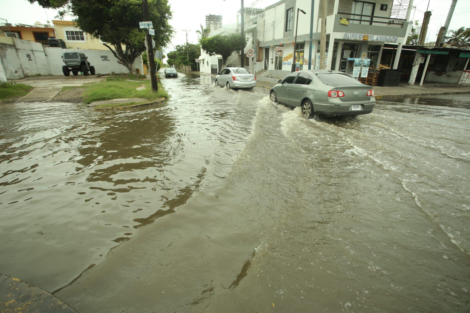 $!Se sale la Laguna del Camarón en Mazatlán; conduce con cuidado