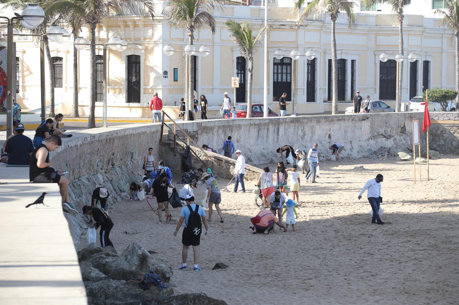$!Se reúnen decenas a limpiar playa Olas Altas en Mazatlán por el Día de la Tierra