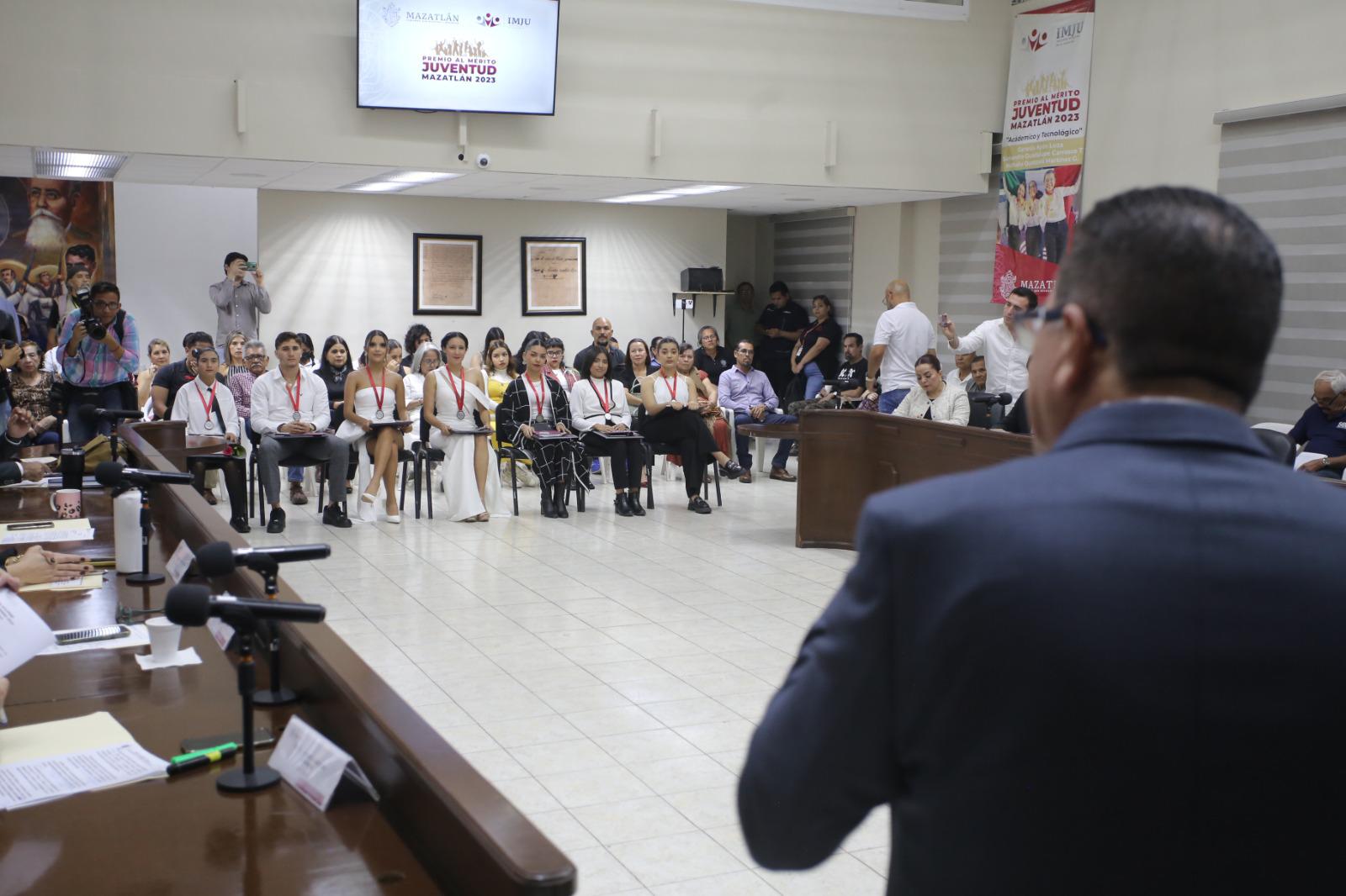 $!Reciben siete jóvenes de Mazatlán el Premio al Mérito Juvenil 2023