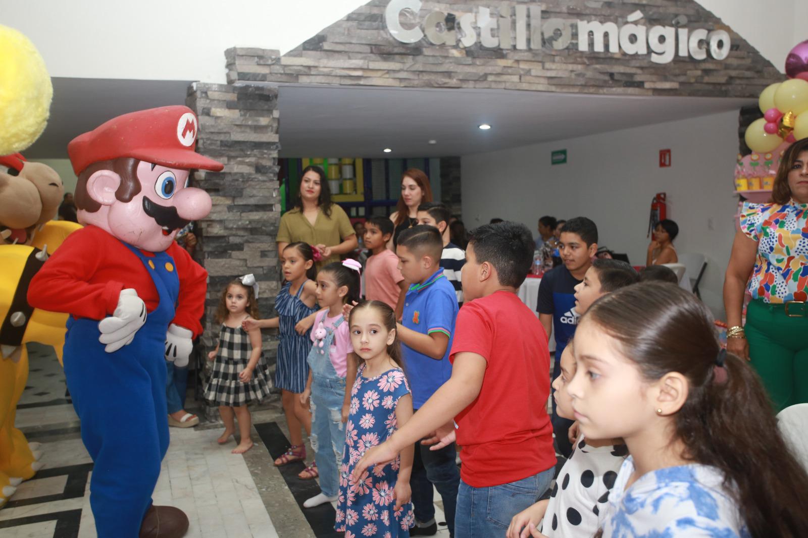 $!Los personajes del vídeojuego de Mario Bross animaron a los invitados.