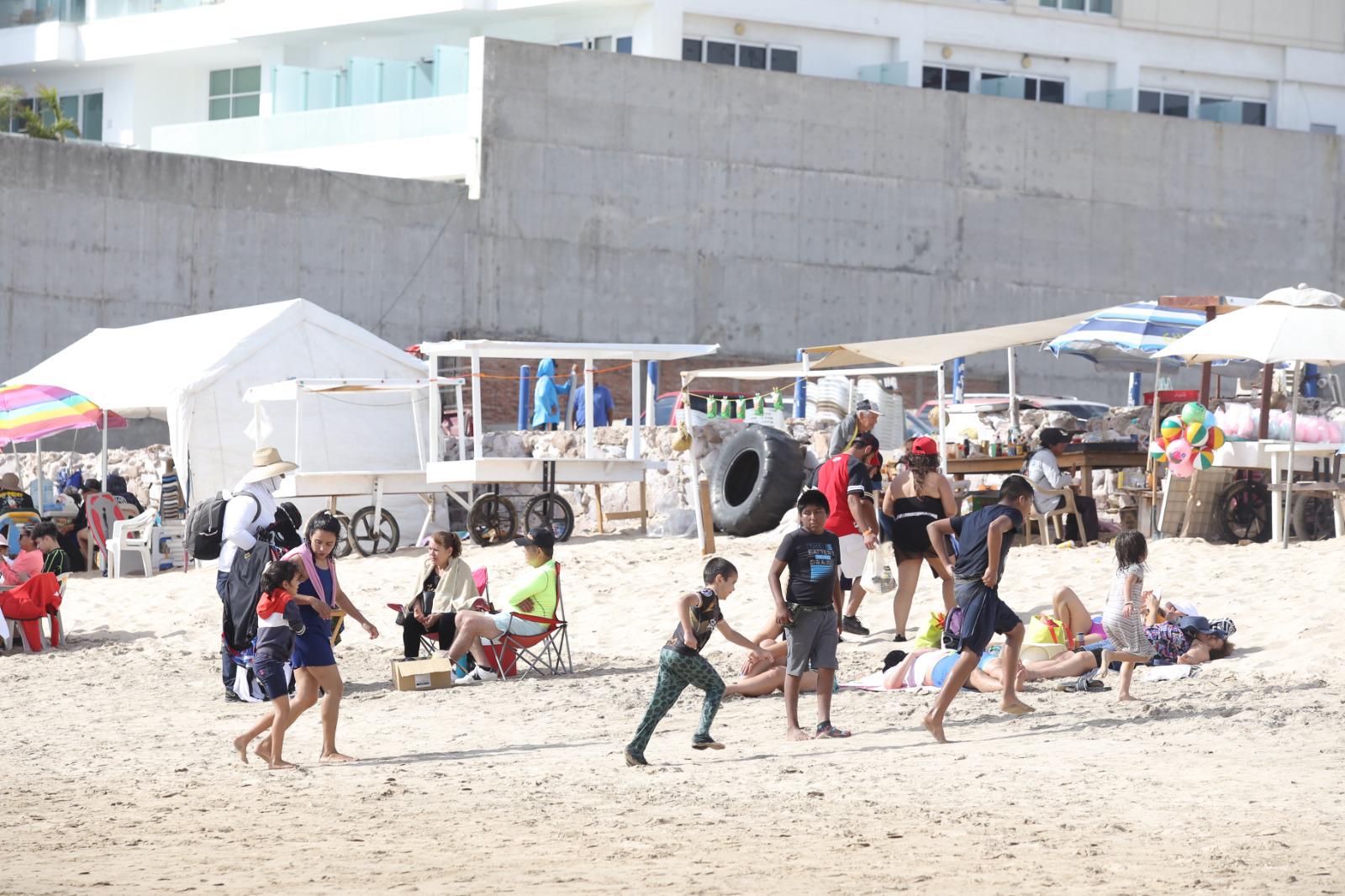$!Reciben playas de Mazatlán a cientos de turistas
