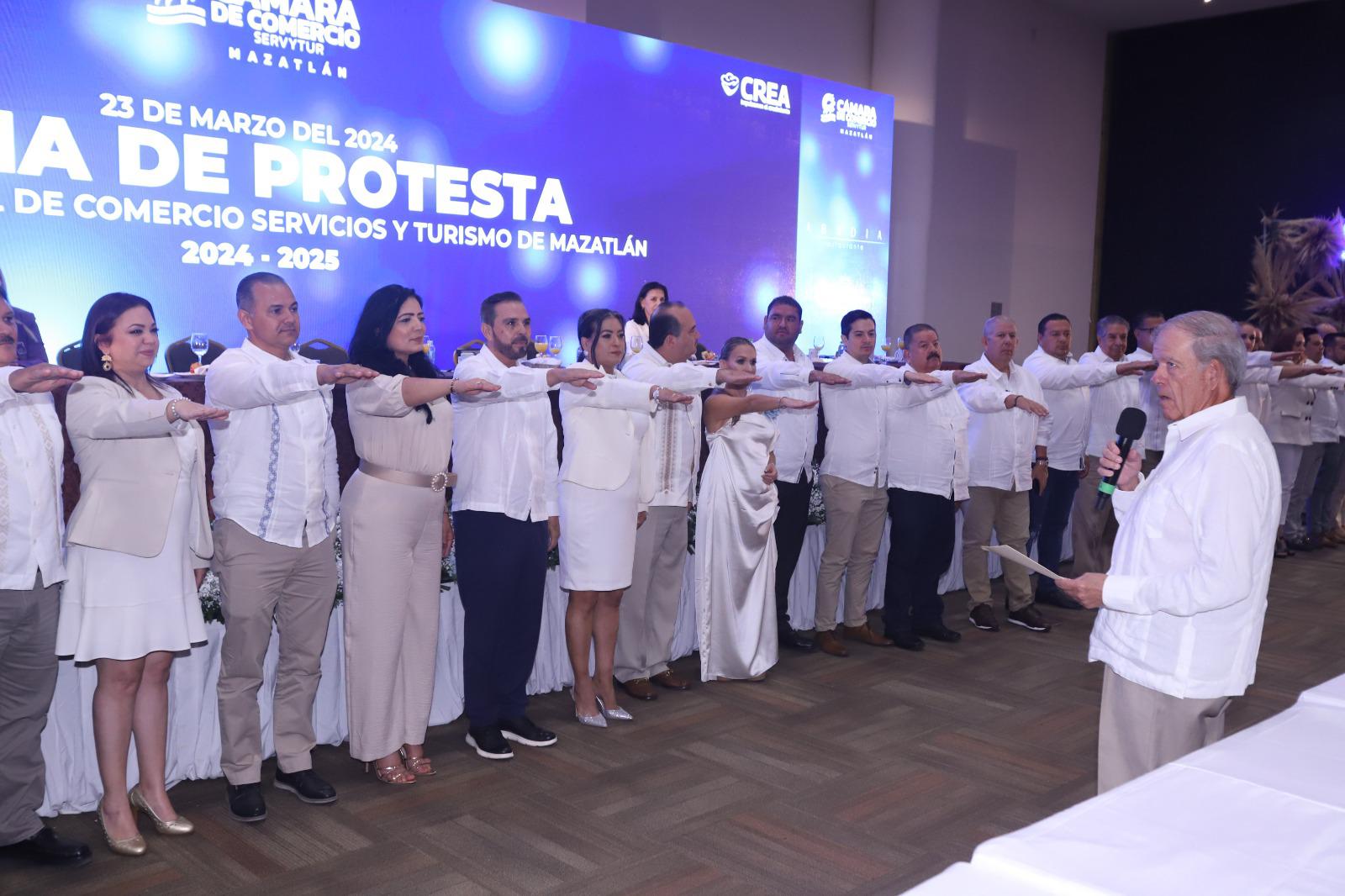 $!Asume Francis Cázares como primera mujer presidenta de la Canaco Servitur Mazatlán
