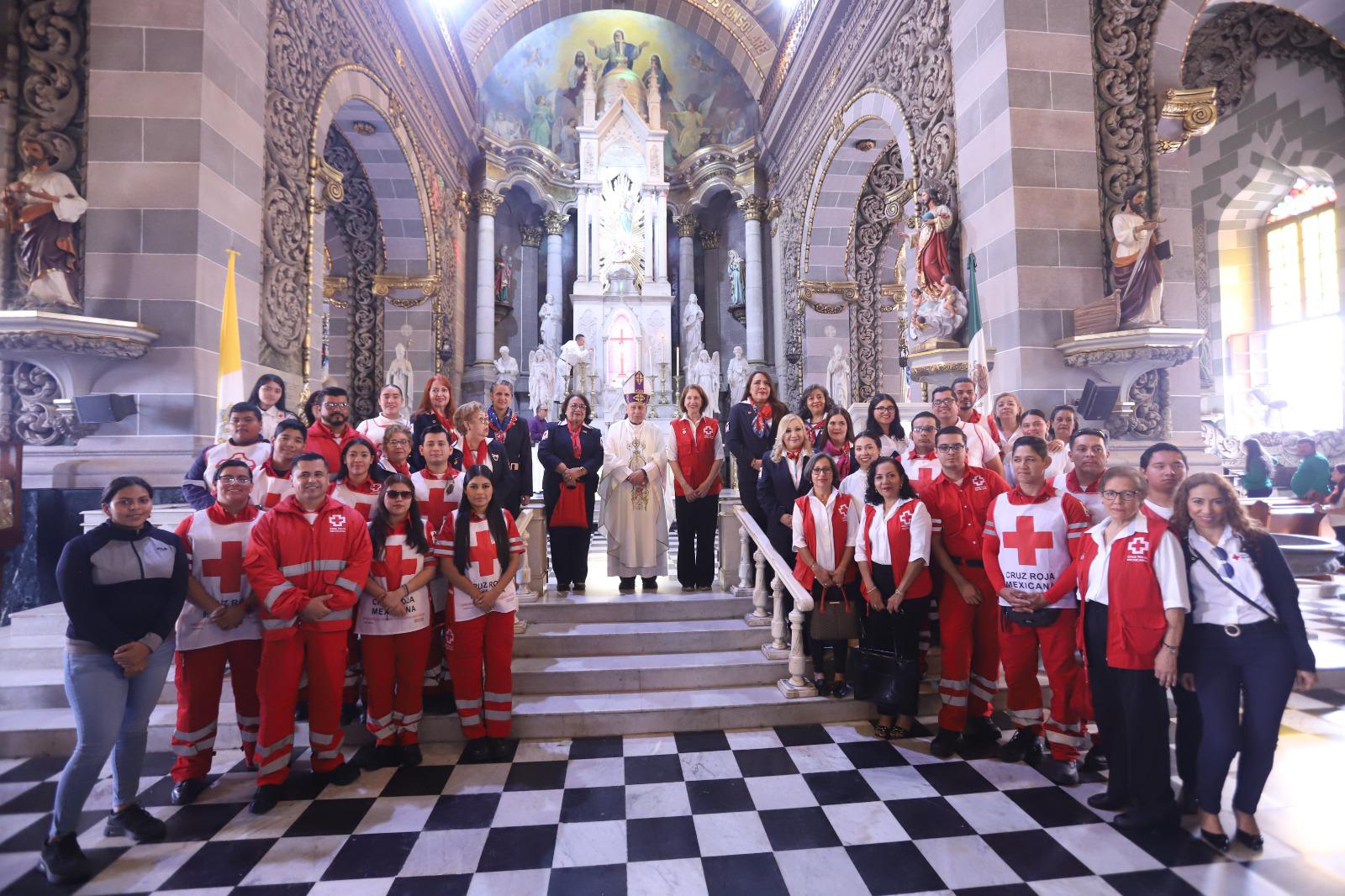 $!El Obispo Mario Espinosa Contreras entre integrantes de Cruz Roja Mazatlán.