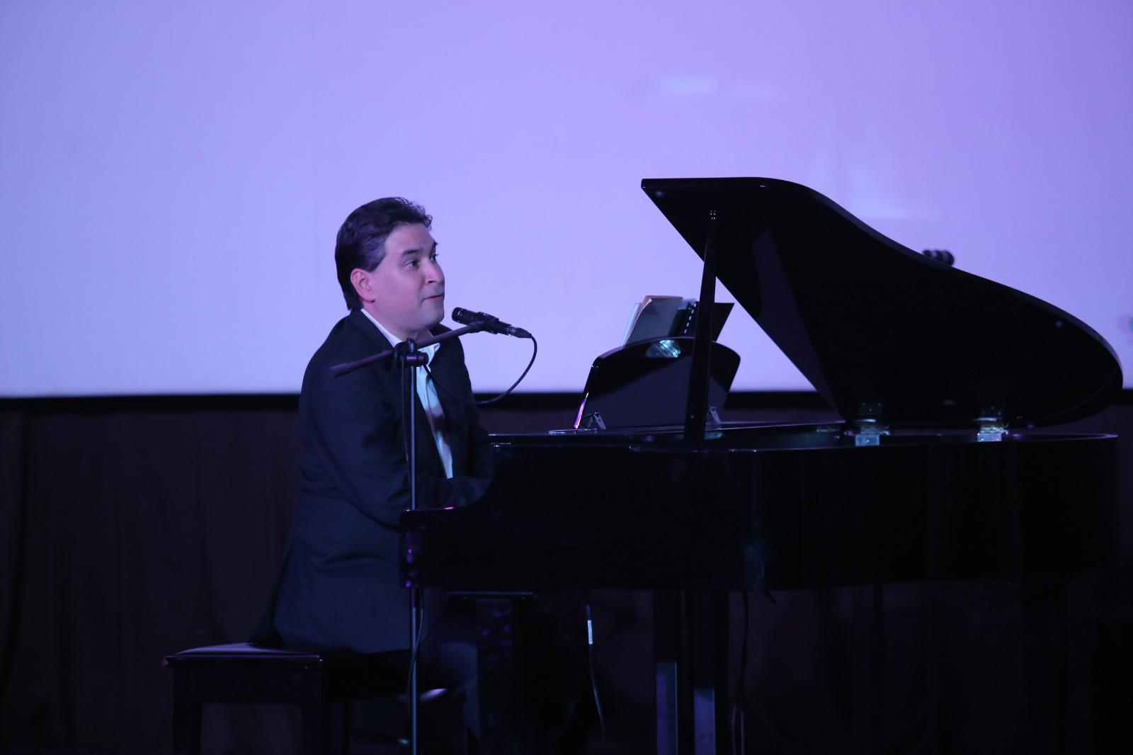 $!Carlos Zapién junto al piano interpretó “Regálame esta noche”, un éxito de José José.