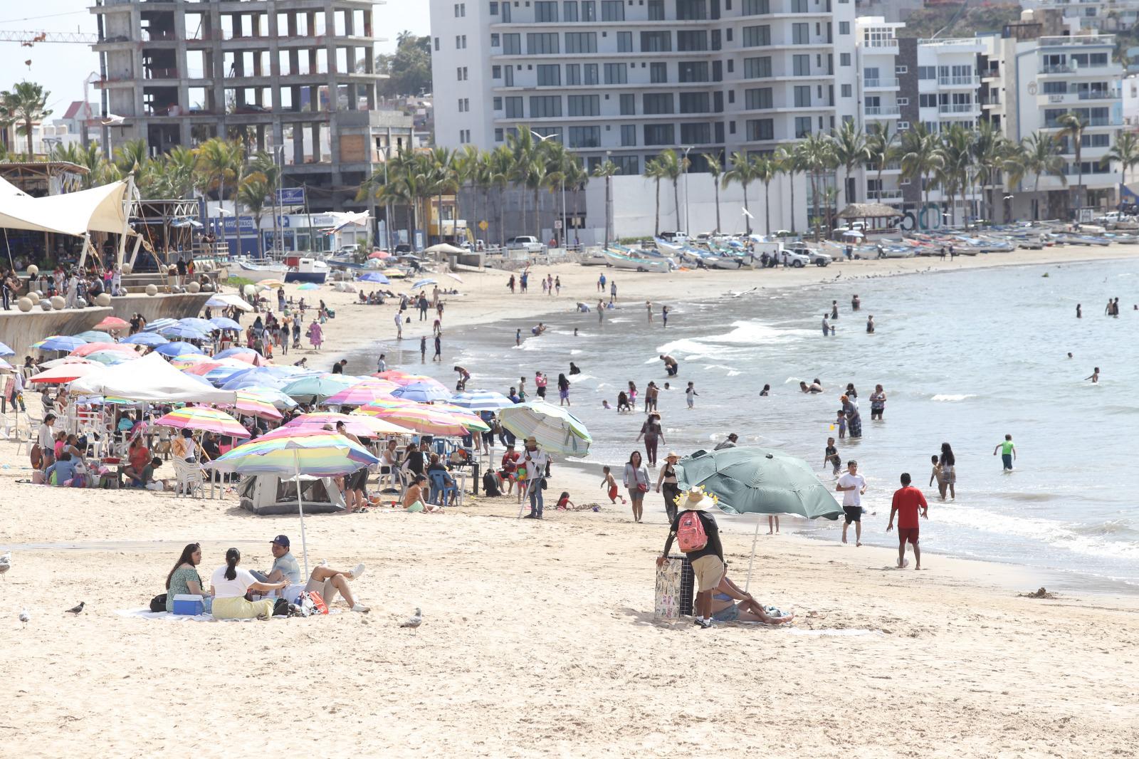$!Registran playas de Mazatlán menor afluencia de bañistas