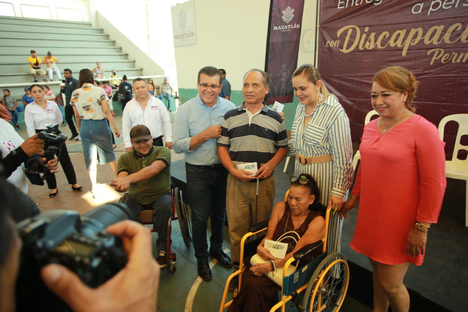 $!Entrega DIF Mazatlán apoyo económico a 500 personas con discapacidad permanente