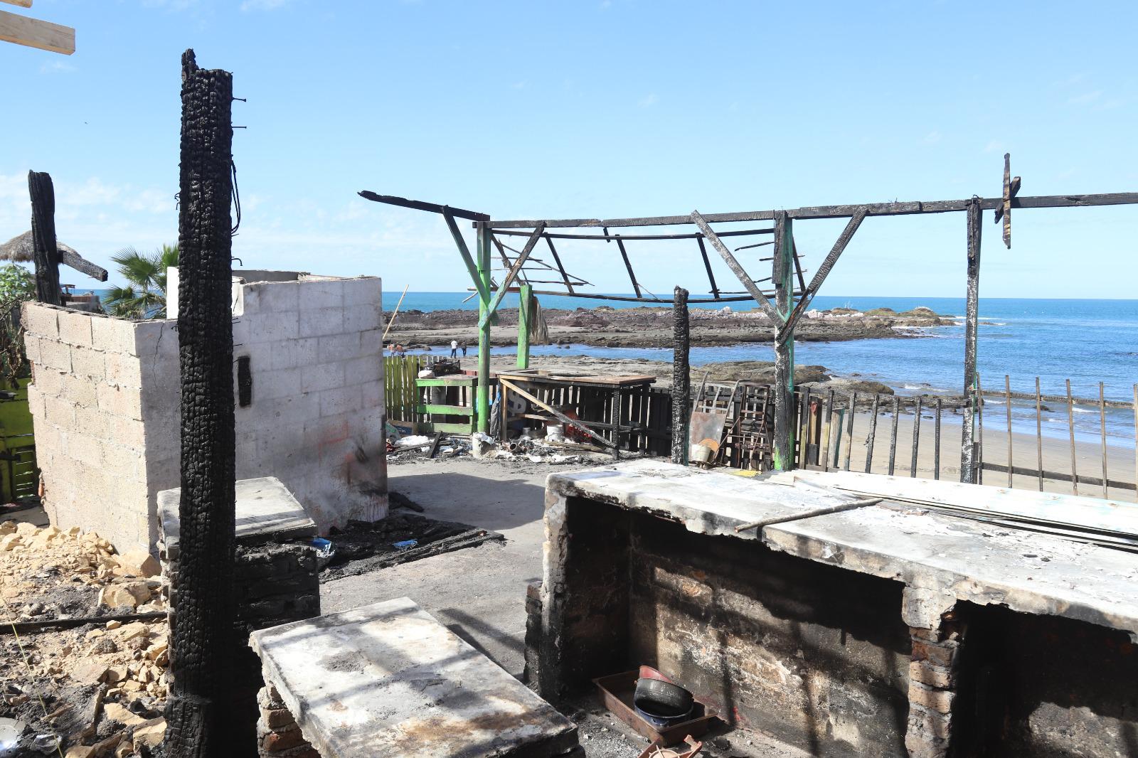 $!Reconstruyen restaurantes incendiados en el área de Cerritos, en Mazatlán