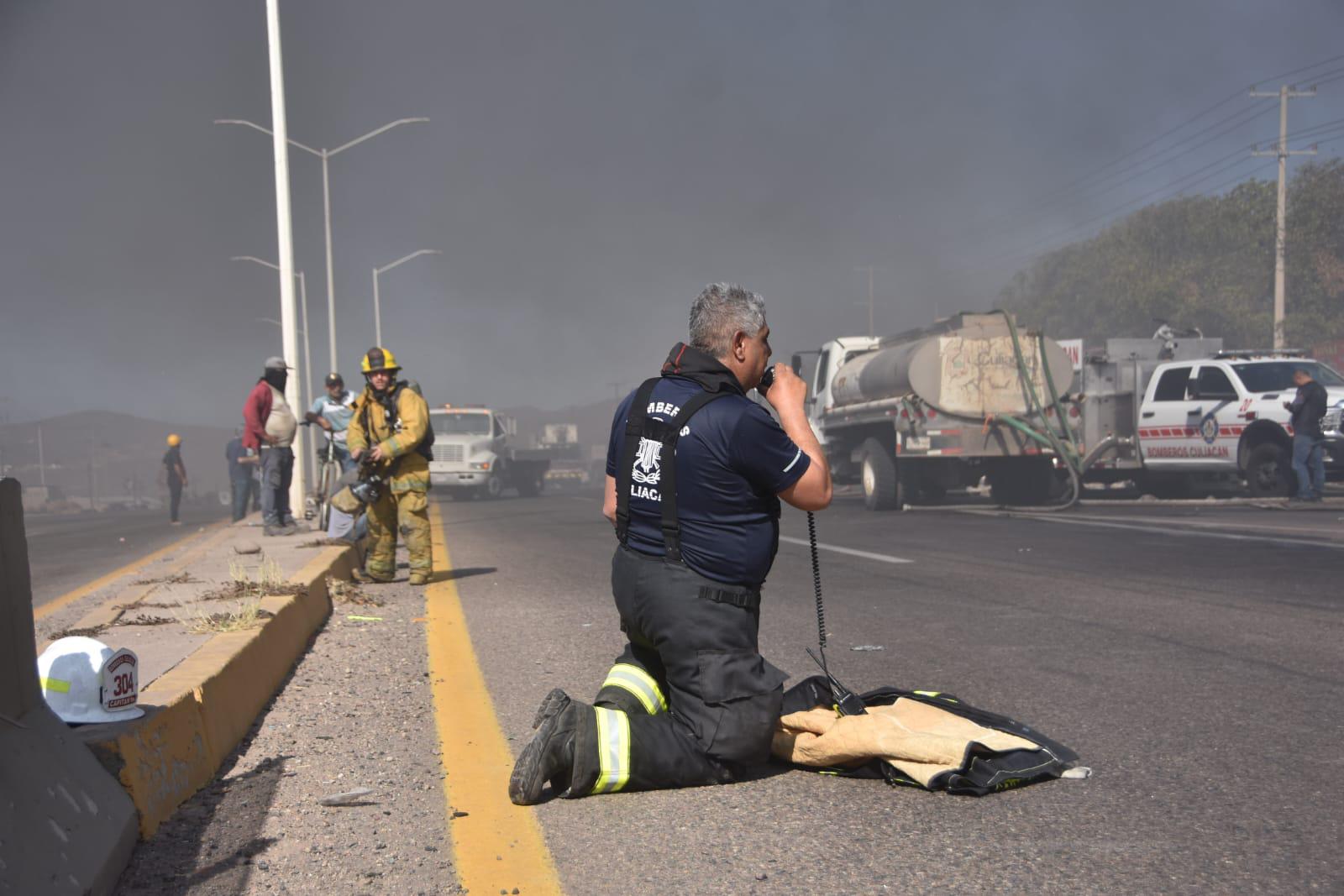$!Continúan controlando incendio en Culiacán; abren parte de la circulación