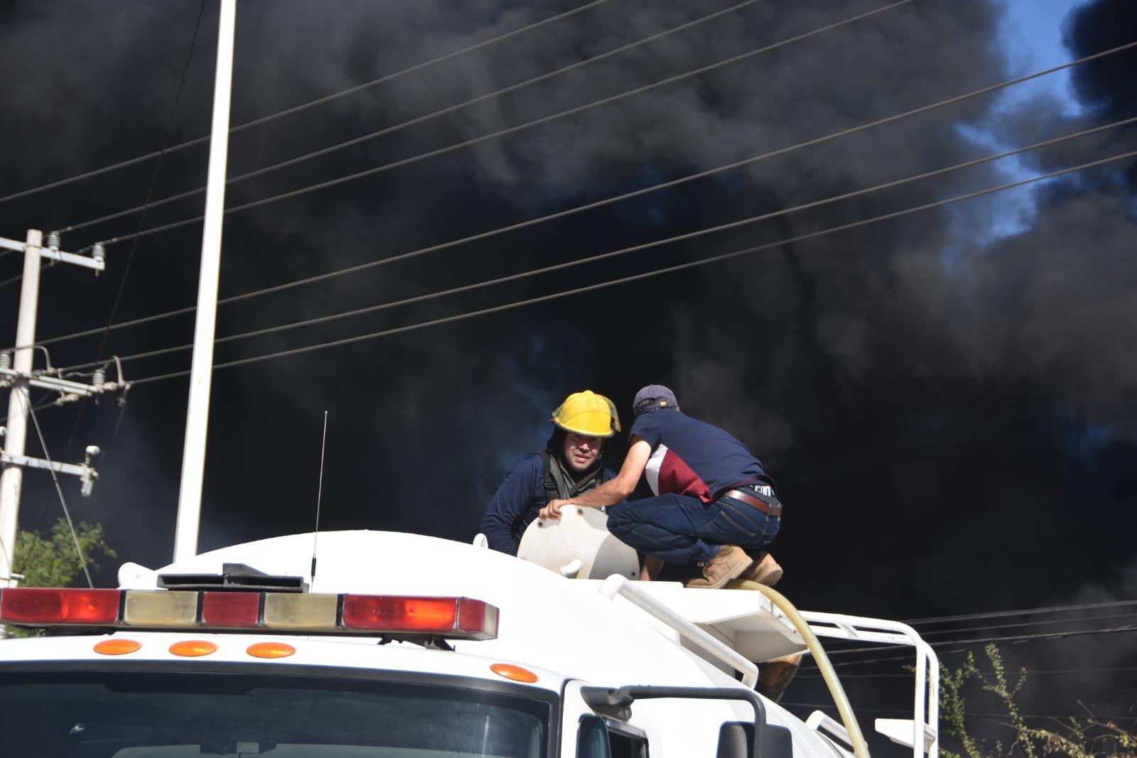 $!Continúan controlando incendio en Culiacán; abren parte de la circulación