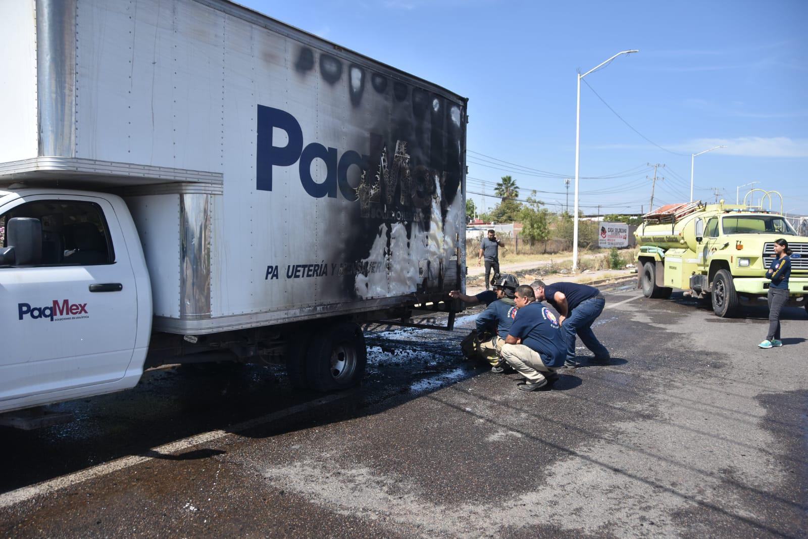 $!Se incendia camioneta en Culiacán; avanza casi 100 metros con el fuego