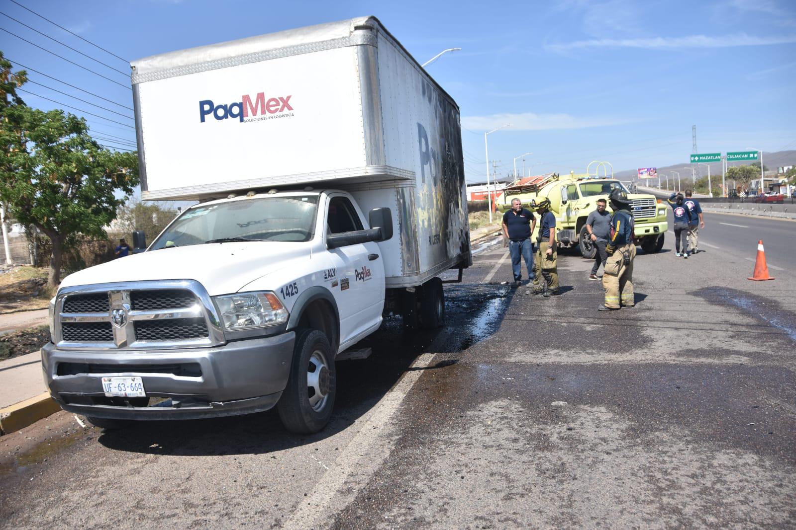 $!Se incendia camioneta en Culiacán; avanza casi 100 metros con el fuego