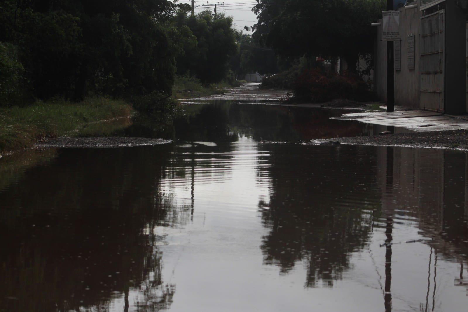 $!Lluvia madrugadora deja calles inundadas en Guasave