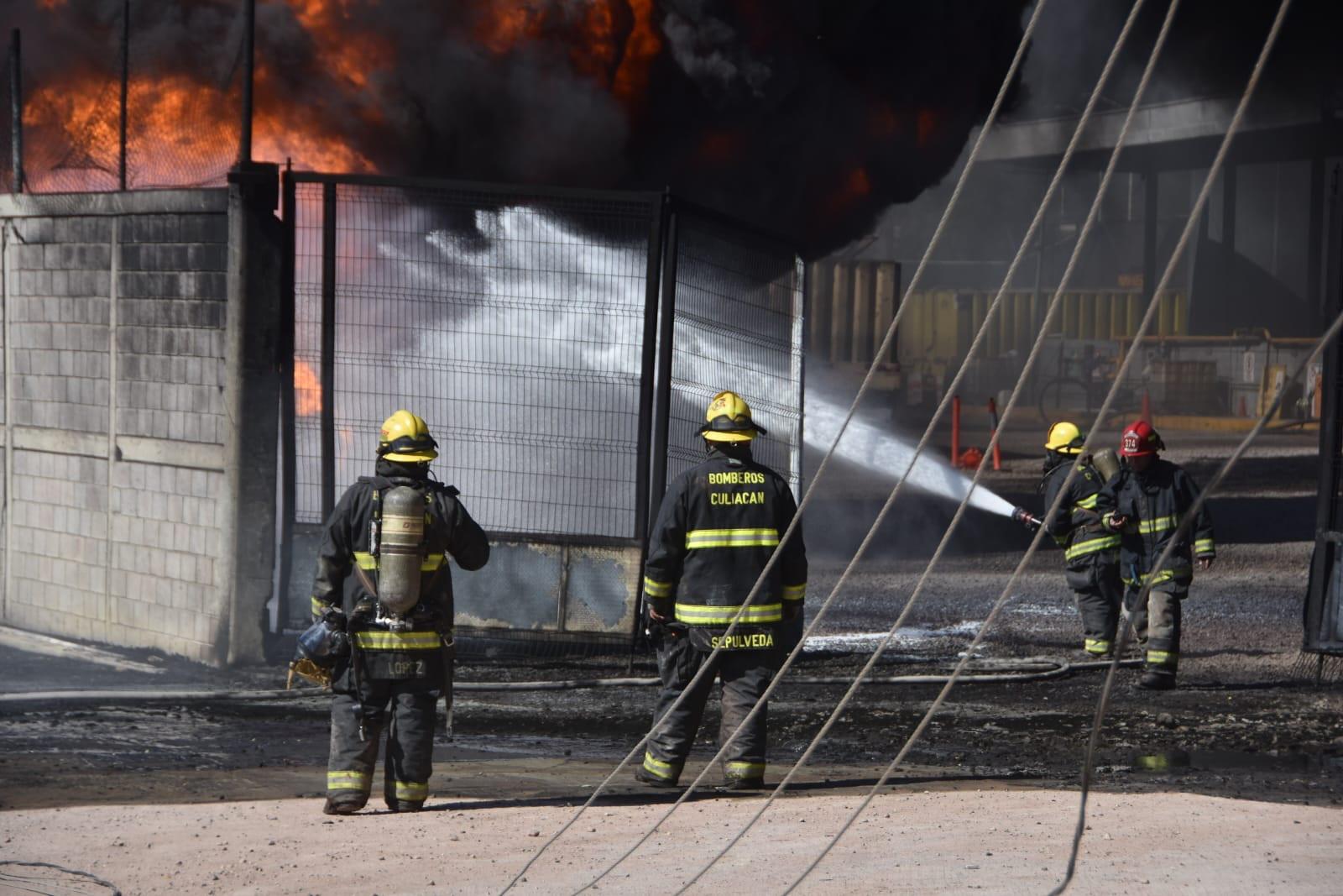$!Evacuan a 140 personas por incendio al sur de Culiacán
