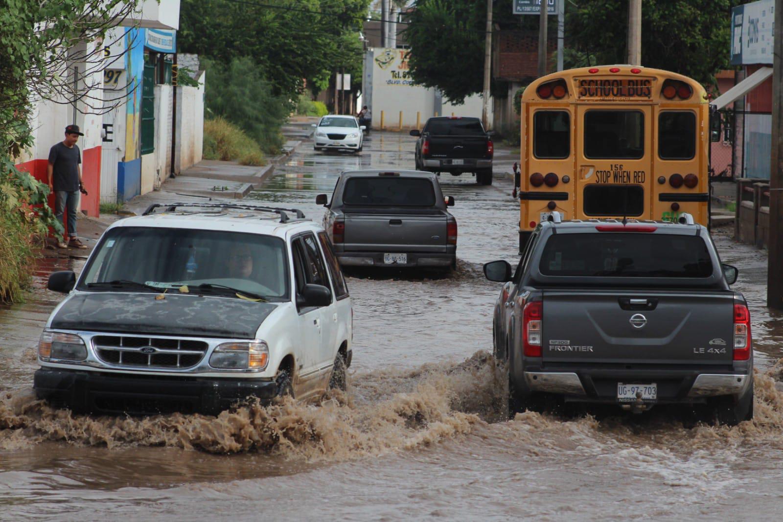 $!Lluvia madrugadora deja calles inundadas en Guasave