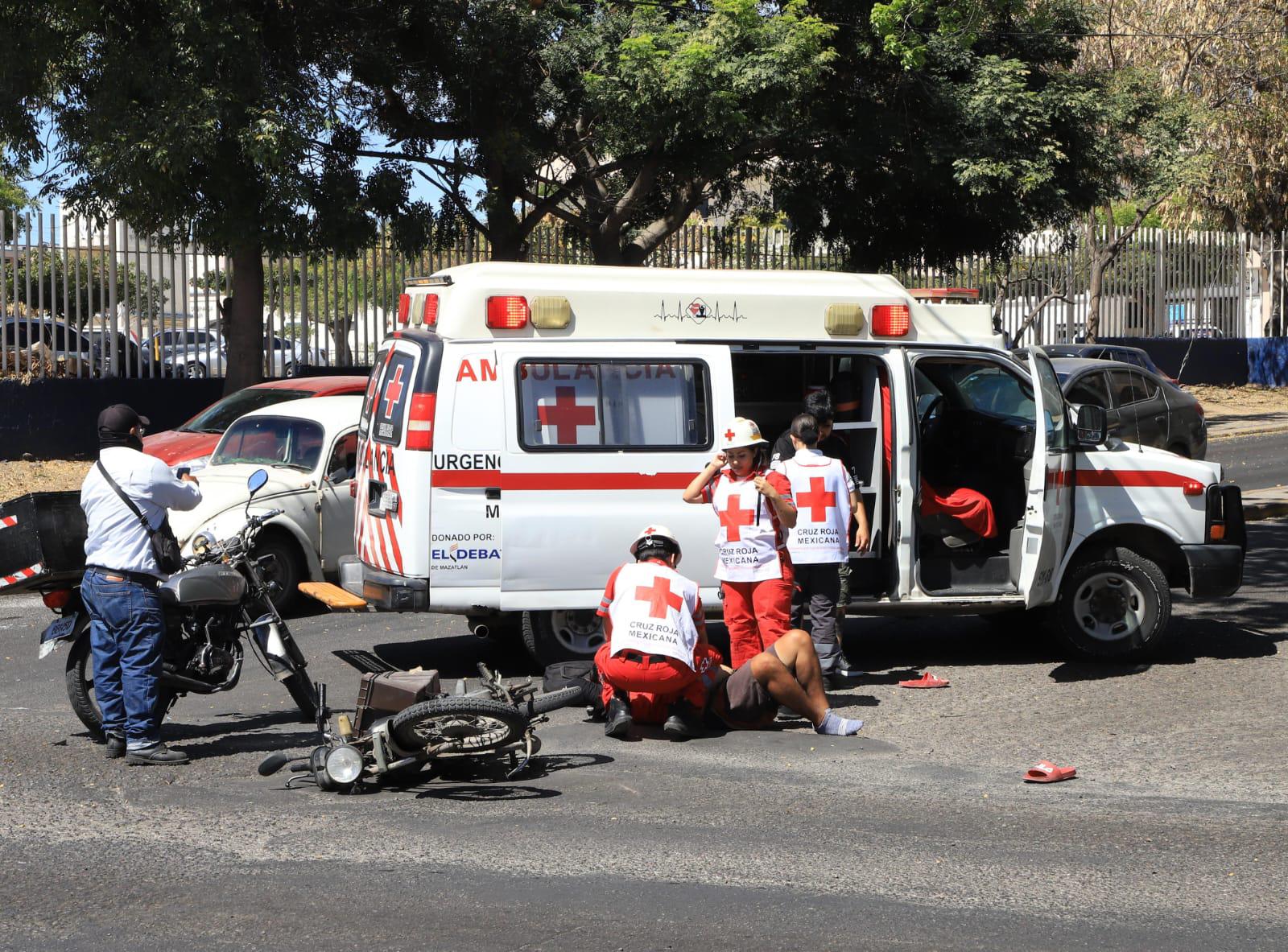 $!Conductor de auto se pasa el rojo y derriba a dos motociclistas en Mazatlán