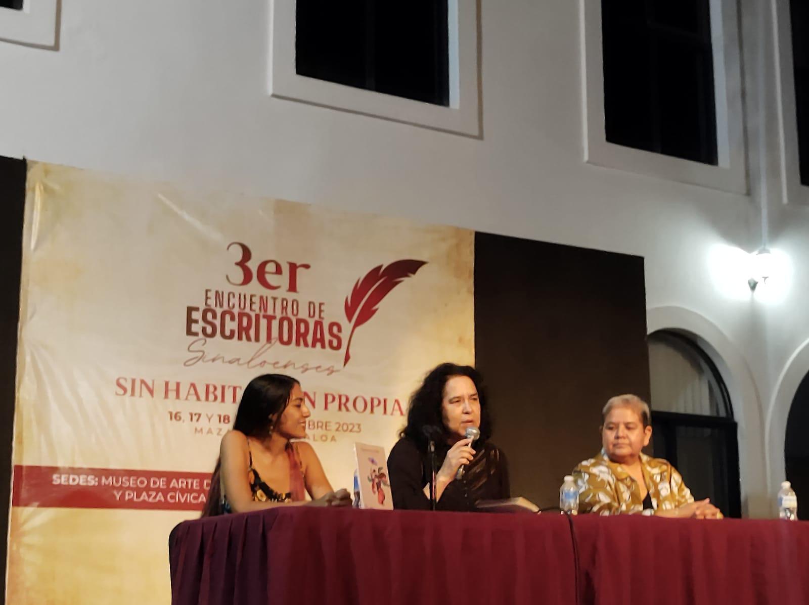 $!La escritora y ensayista Ernestina Yépiz presentó su libro “Nostalgia de la musa”, aquí entre las presentadoras Gloría Menyula y Andrea Miranda.