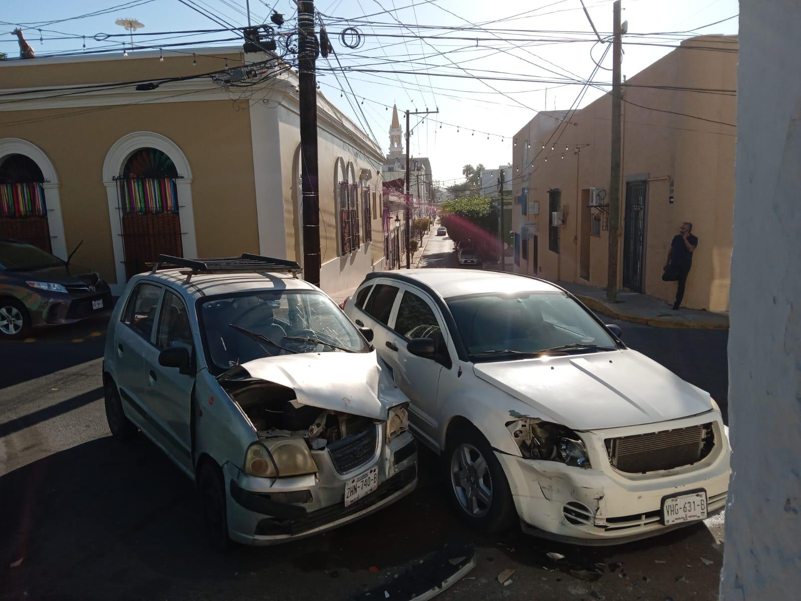 $!Aparatoso choque se registra en pleno centro de Mazatlán; no hay lesionados