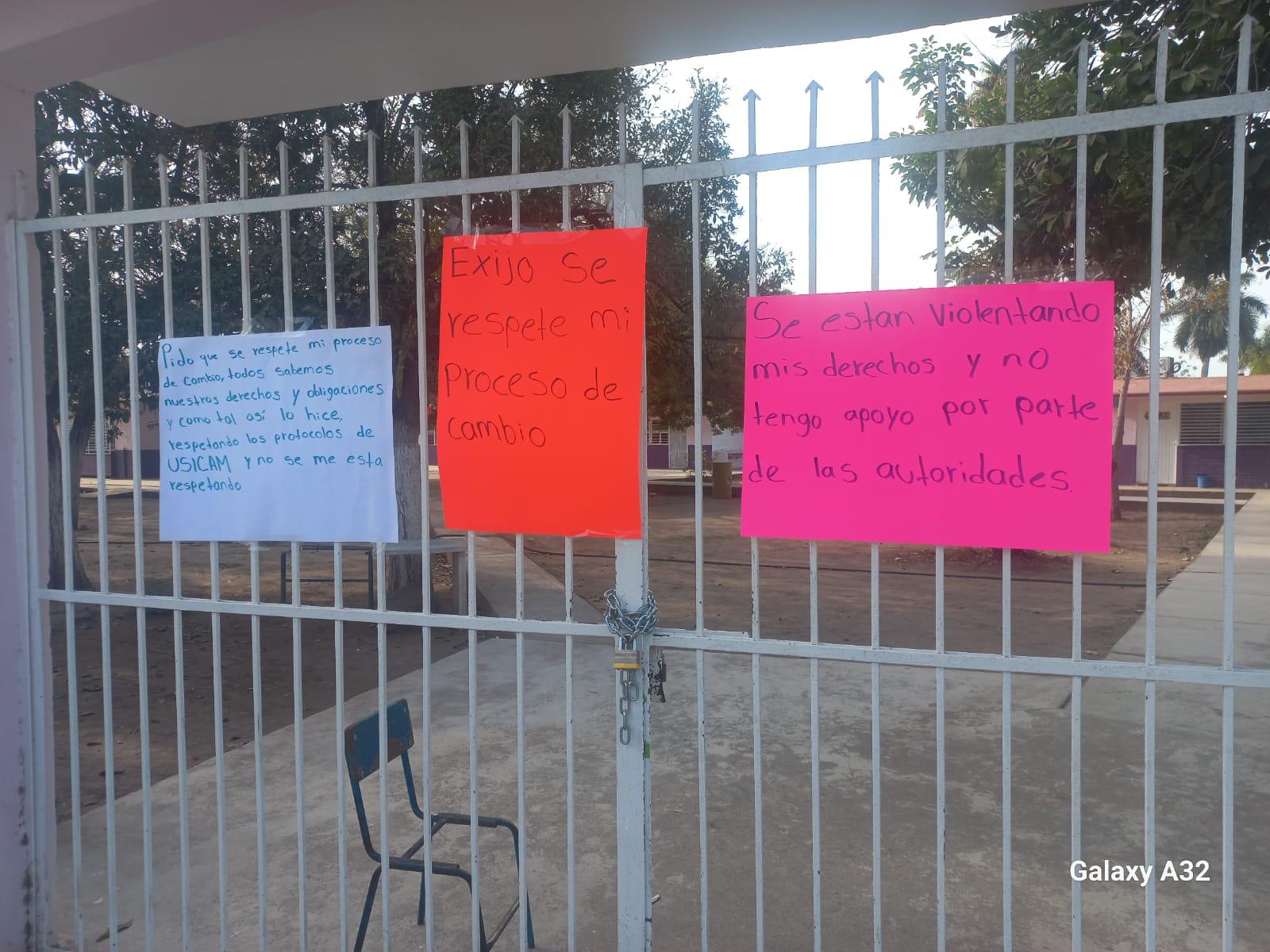 $!Profesor se manifiesta cerrando por dos horas primaria en Escuinapa