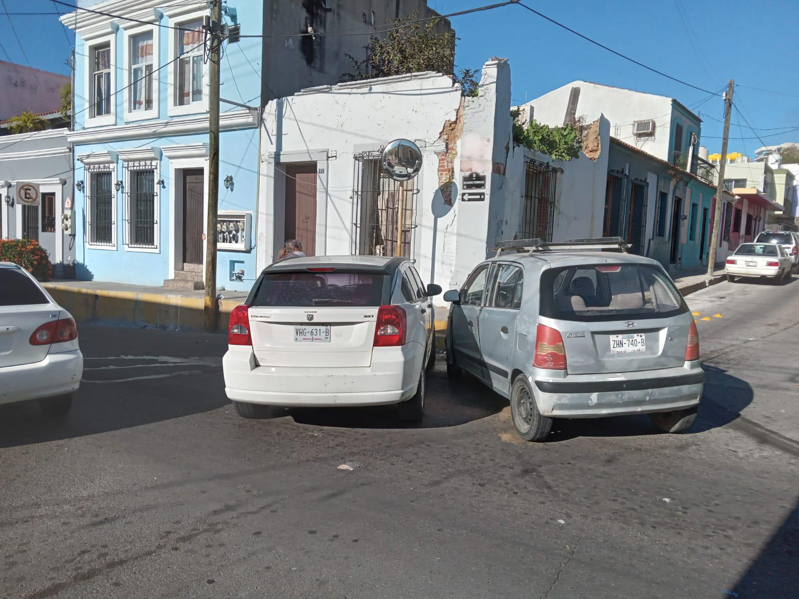 $!Aparatoso choque se registra en pleno centro de Mazatlán; no hay lesionados