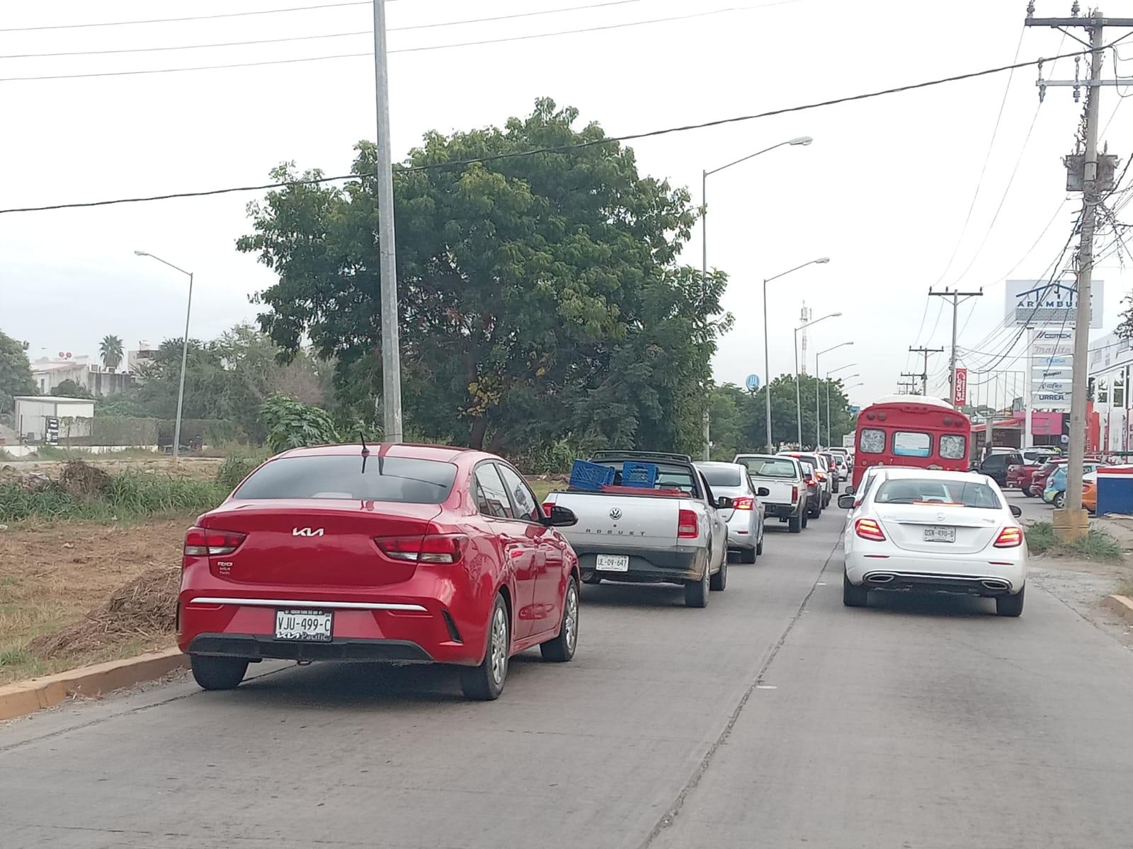 $!Presentan fuerte congestionamiento vehicular tramos de avenidas en Mazatlán