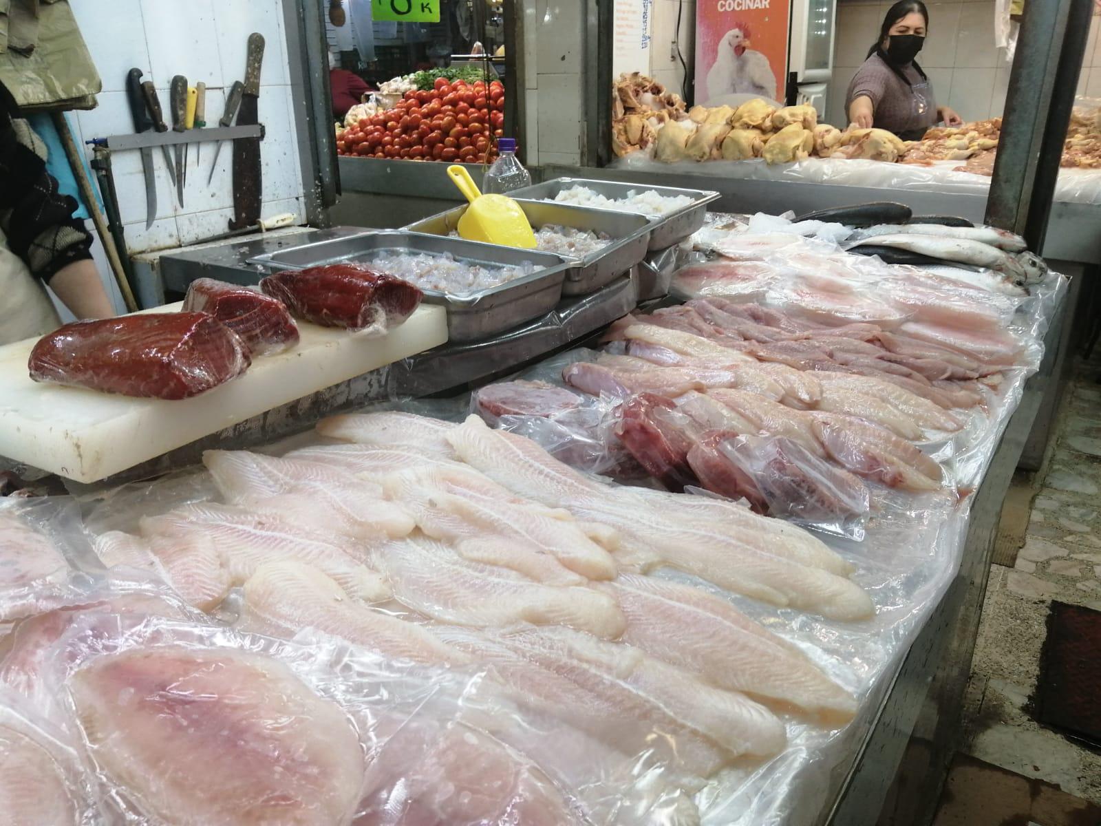 $!Previo a la Cuaresma, así se mantienen los precios de pescados y mariscos en el Mercado Garmendia de Culiacán