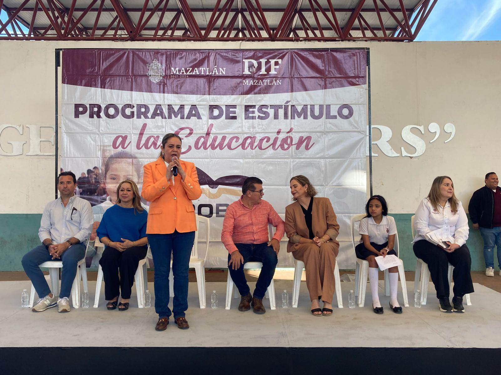 $!Entrega Ayuntamiento de Mazatlán Estímulos a la Educación Básica