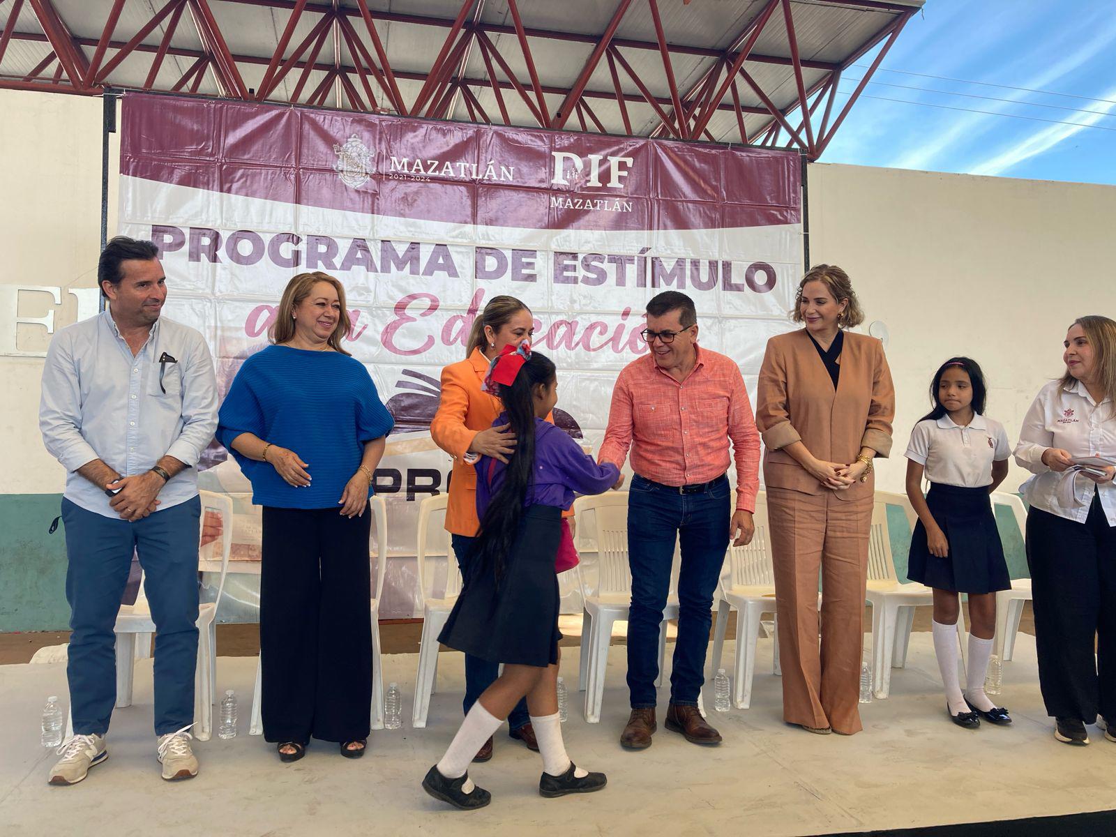 $!Entrega Ayuntamiento de Mazatlán Estímulos a la Educación Básica