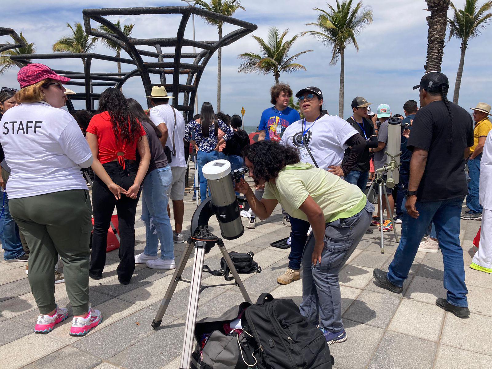 $!Capacitan a voluntarios de la Samaz para guiar la observación del eclipse de sol en Mazatlán