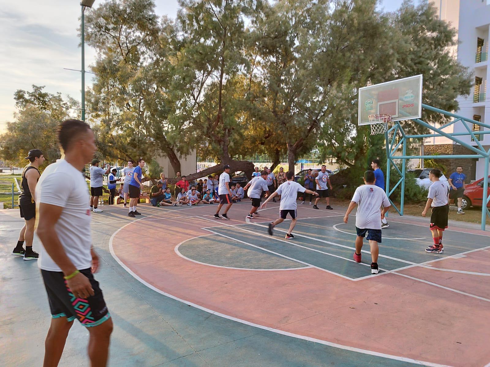 $!Piratas Basketball estrecha lazos de amistad con Súper Héroes Mazatlán
