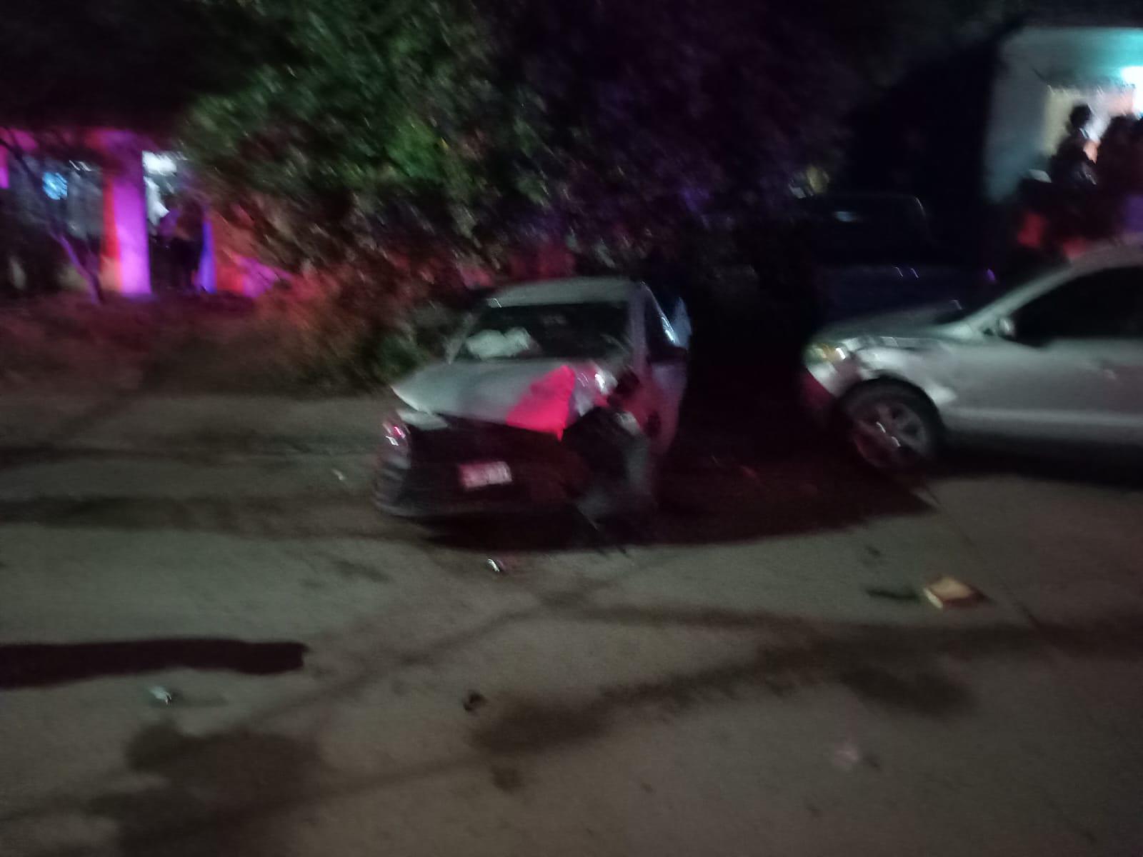 $!Conductor choca contra tres vehículos en Culiacán y huye