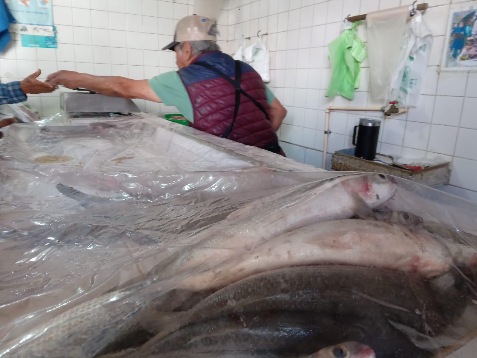 $!En Rosario, ventas de pescado repuntan solo en días santos