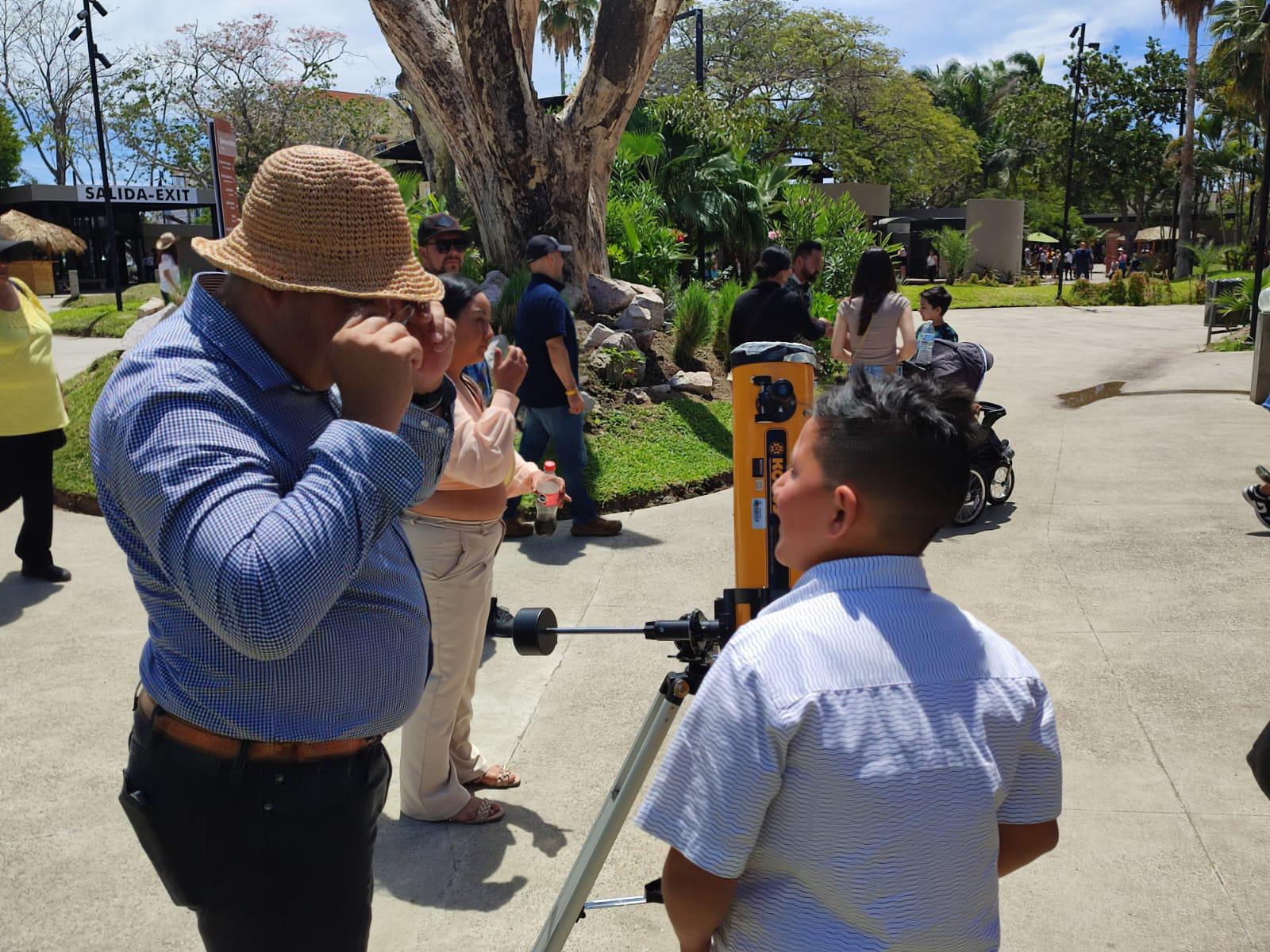 $!Exponen sobre el diseño de telescopios en el Gran Acuario Mazatlán Mar de Cortés