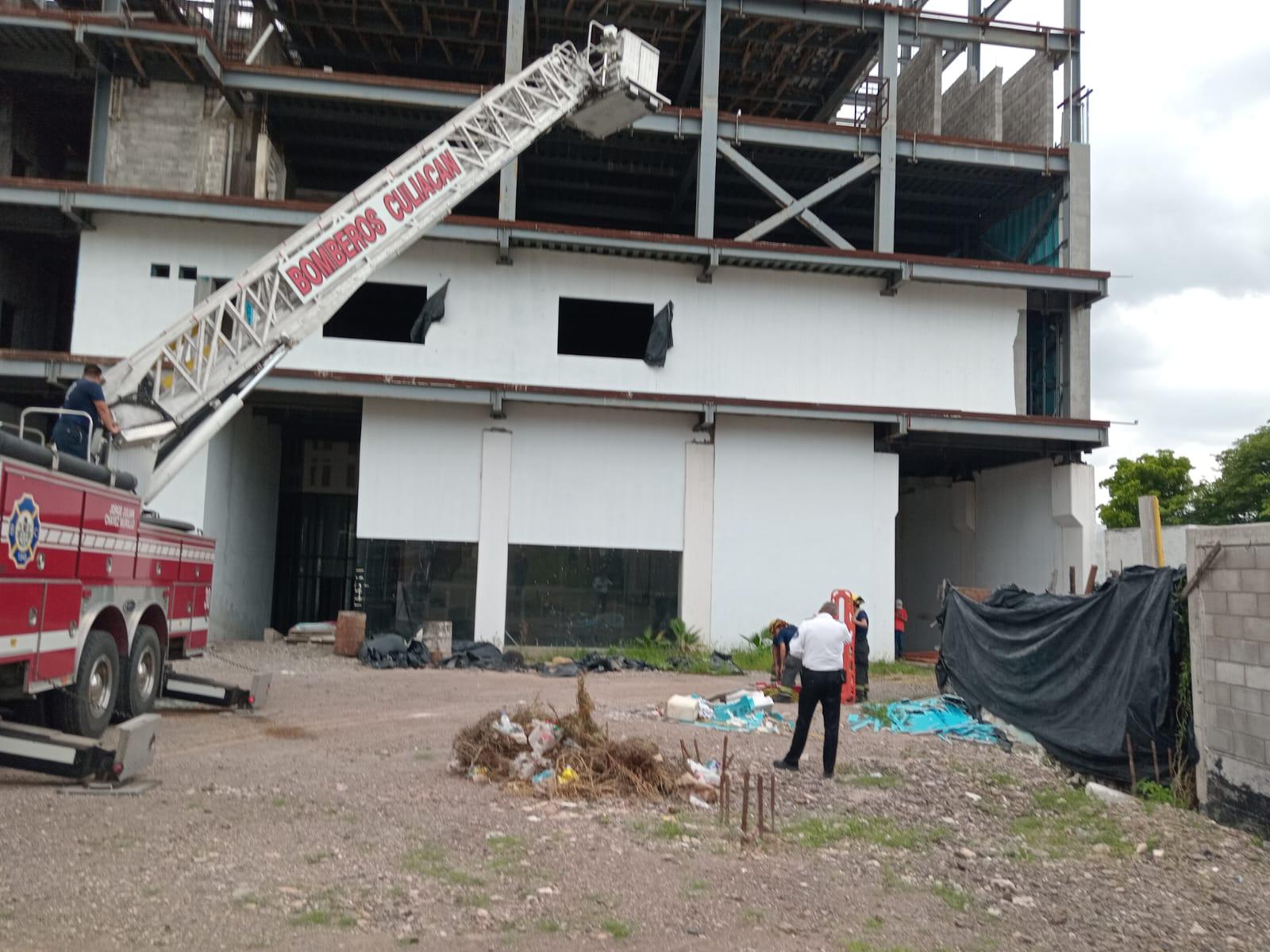 $!Obrero cae en obra de construcción en Culiacán y resulta fracturado