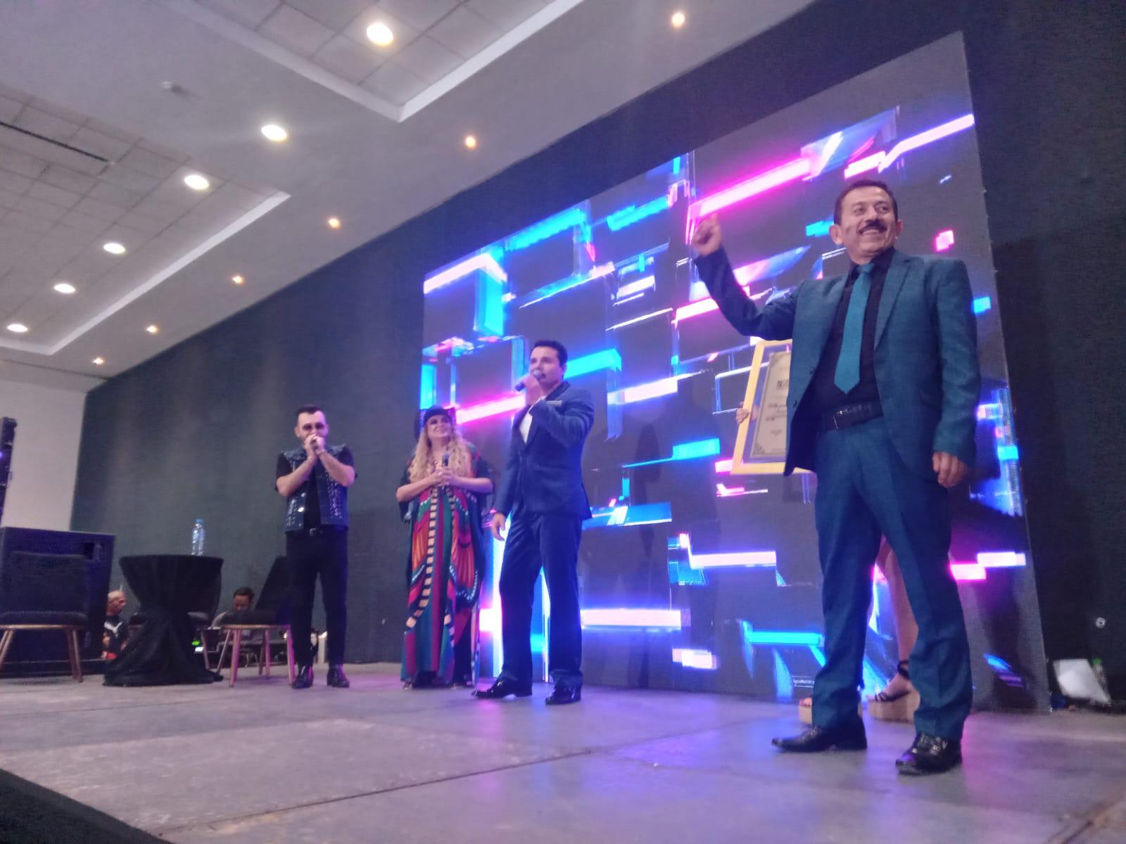 $!Desfilan compositores por la alfombra roja en la Máster Class en Mazatlán