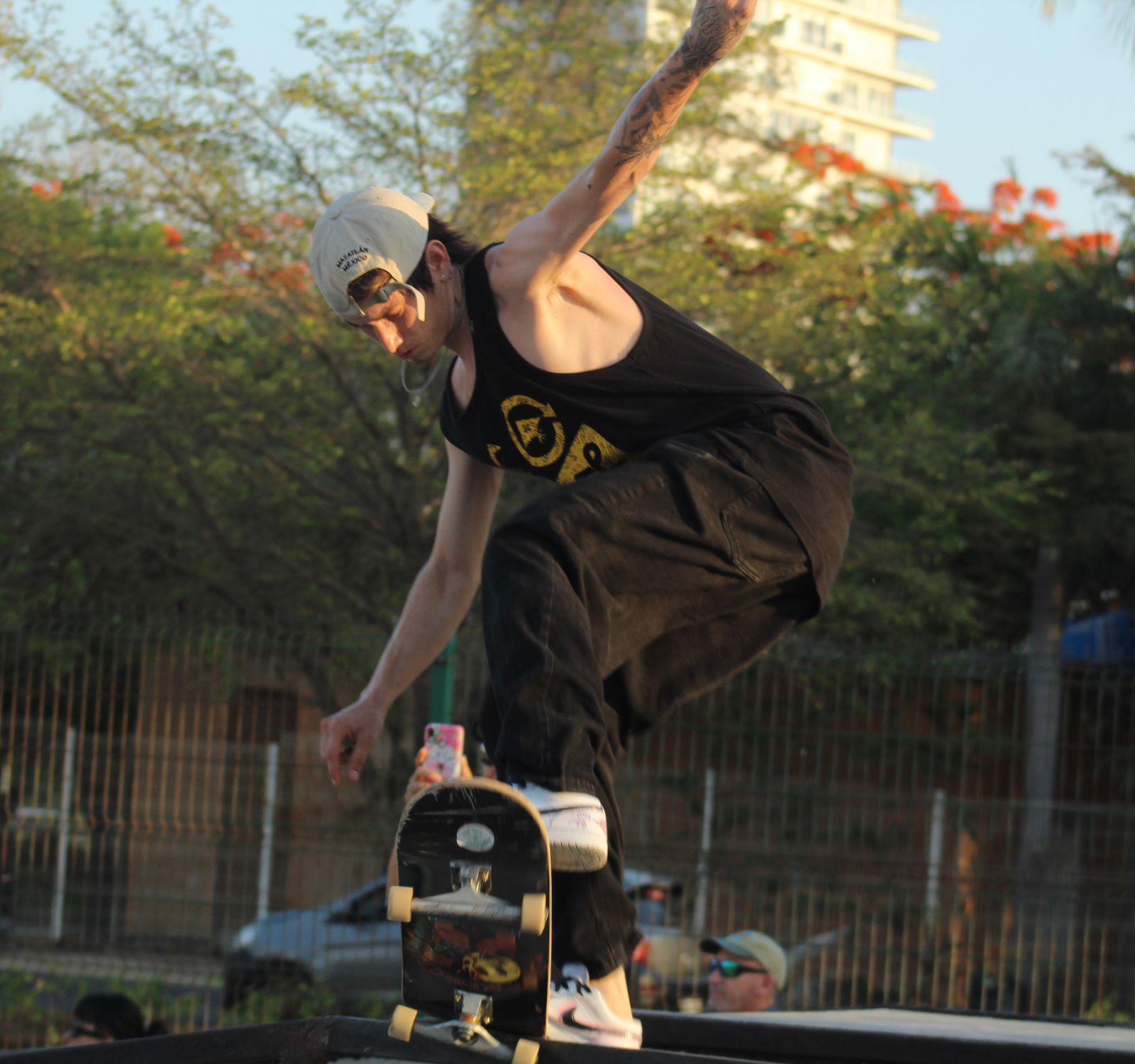$!Con increíbles trucos celebran el Día Mundial del Skateboarding
