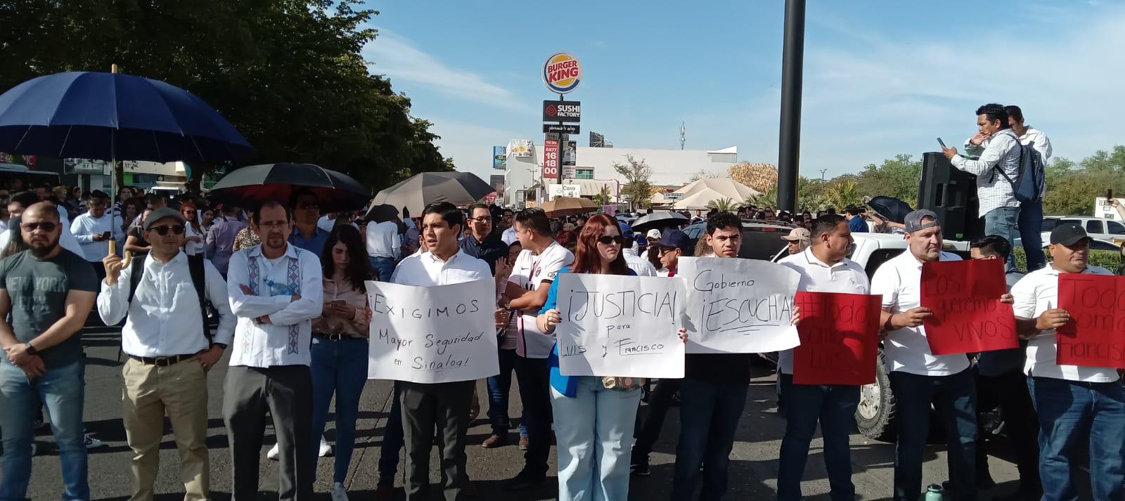 $!Se plantan en la Fiscalía de Sinaloa y bloquean avenida por desaparición de militantes del Partido Sinaloense