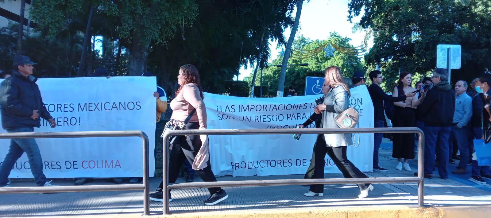 $!Acuacultores del noroeste del País toman el Palacio de Gobierno de Sinaloa