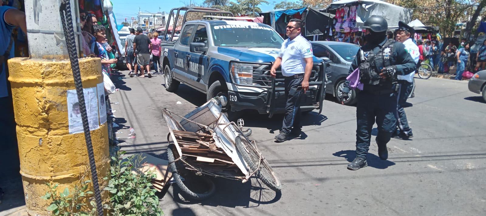$!Ahora, un camión urbano de Mazatlán arrolla triciclo empujado por adulto mayor