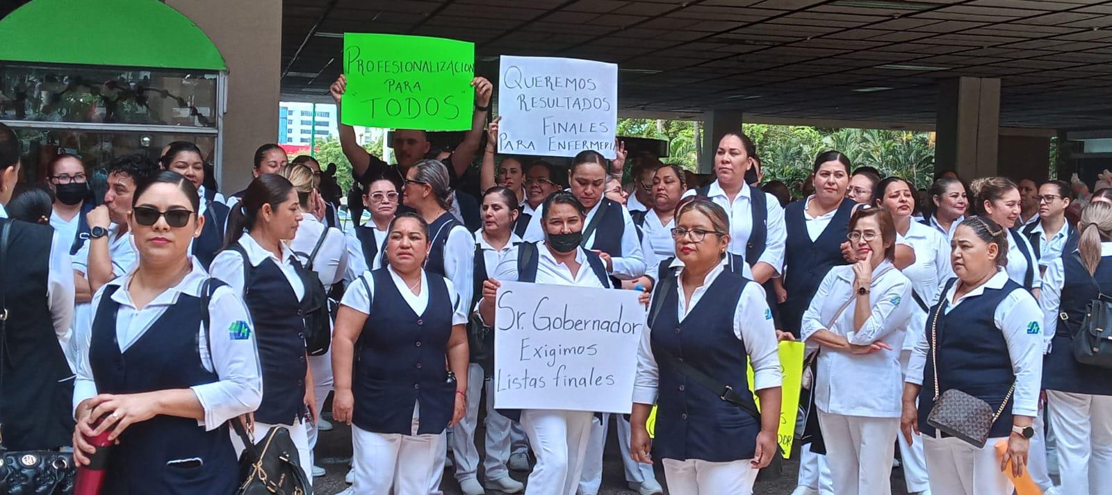 $!Mil personas se manifiestan contra el Gobierno de Sinaloa en el Palacio, en tres manifestaciones distintas