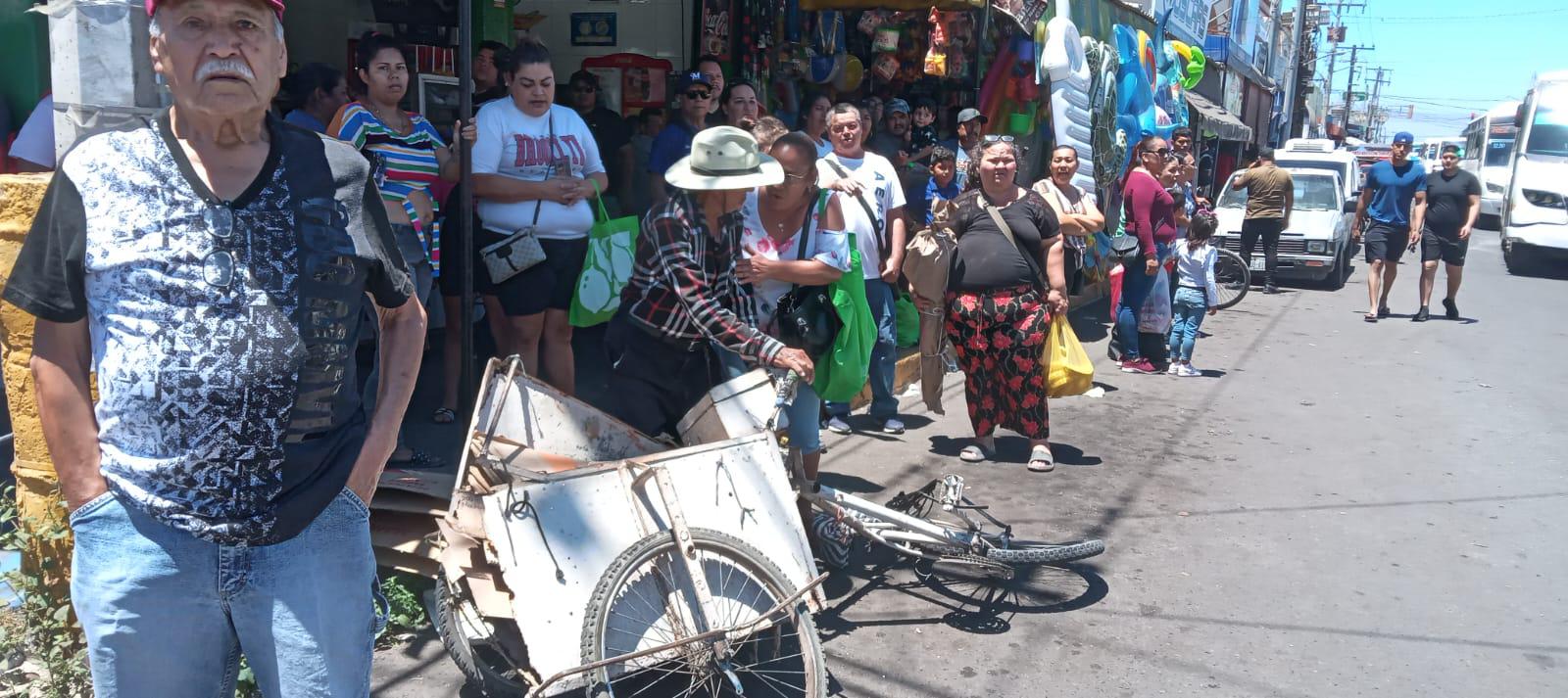 $!Ahora, un camión urbano de Mazatlán arrolla triciclo empujado por adulto mayor