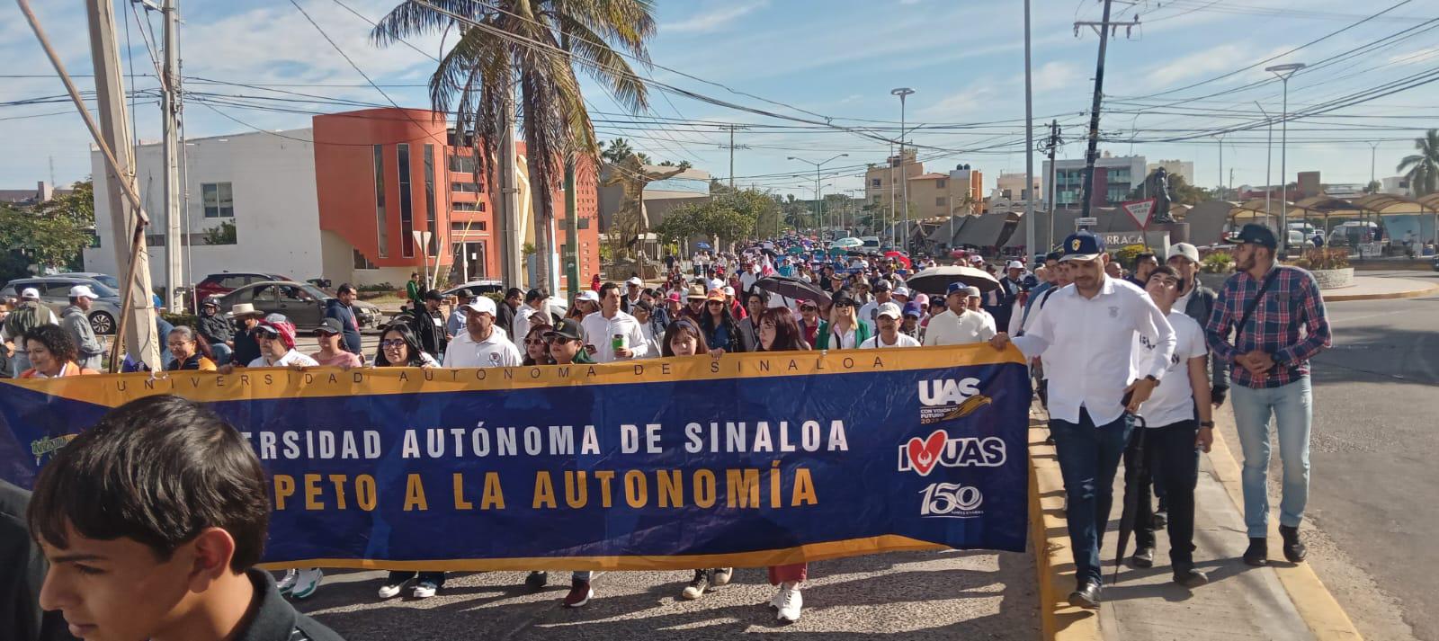 $!Comunidad de la UAS marcha sobre el malecón de Mazatlán en plena jornada del eclipse