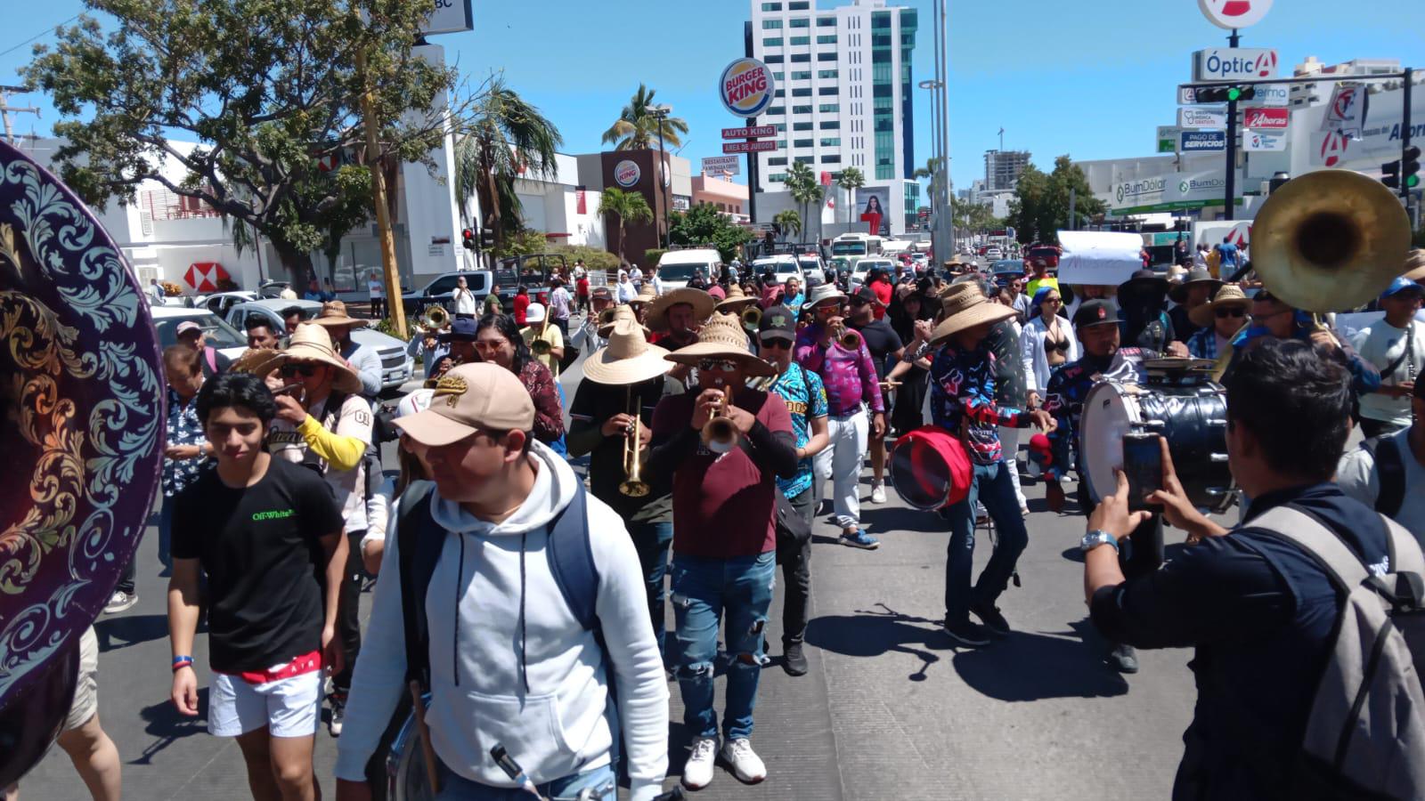 $!Brindan ‘El Coyote’, Edwin Luna y Luis Ángel ‘El Flaco’ su apoyo a los banderos de Mazatlán