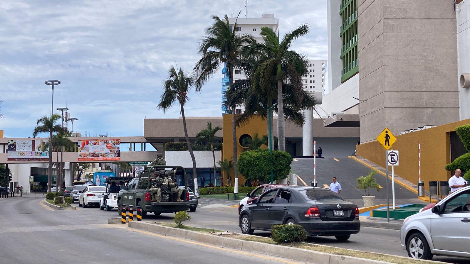 $!Blindan militares la zona del hotel El Cid por motivo de la llegada de AMLO a Mazatlán