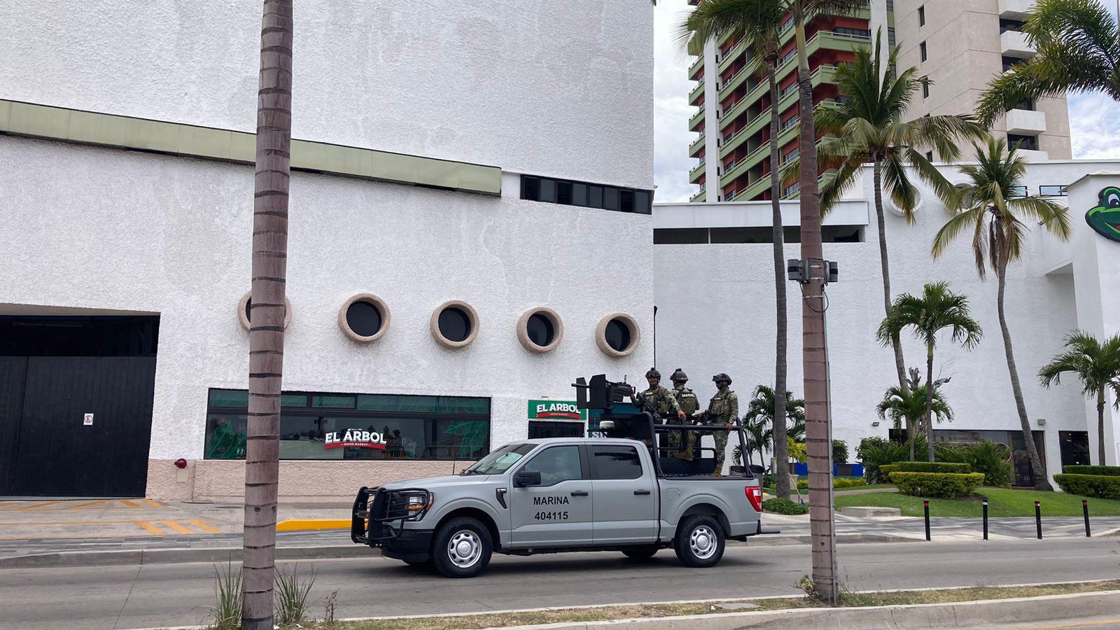 $!Blindan militares la zona del hotel El Cid por motivo de la llegada de AMLO a Mazatlán