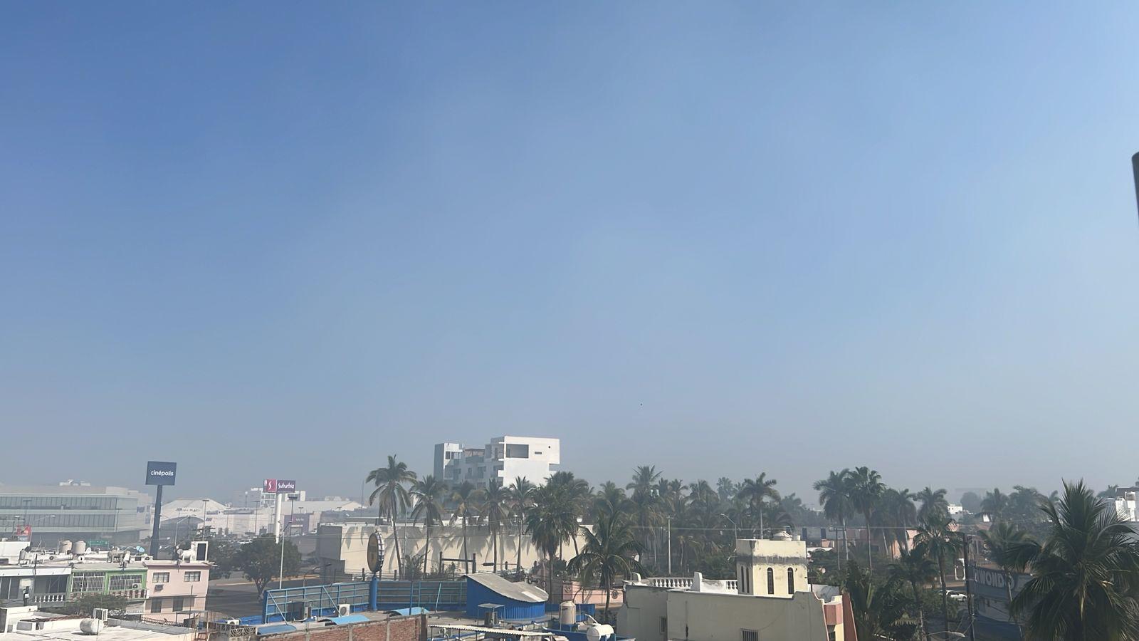 $!Afecta intensa nube gris y negra con olor a humo a Mazatlán; Gobierno municipal recomienda uso de cubrebocas