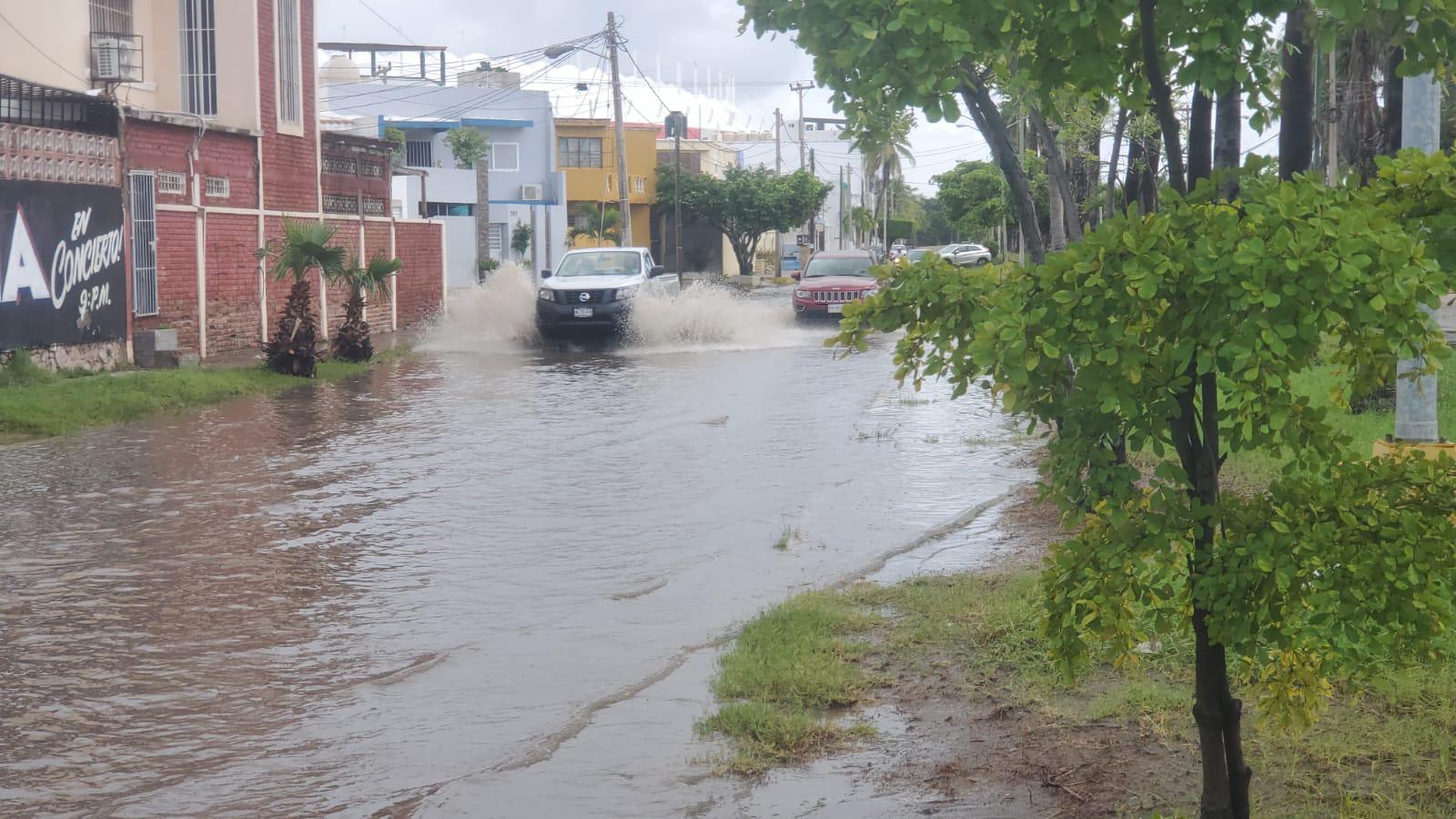 $!Vialidades de Mazatlán siguen bajo el agua