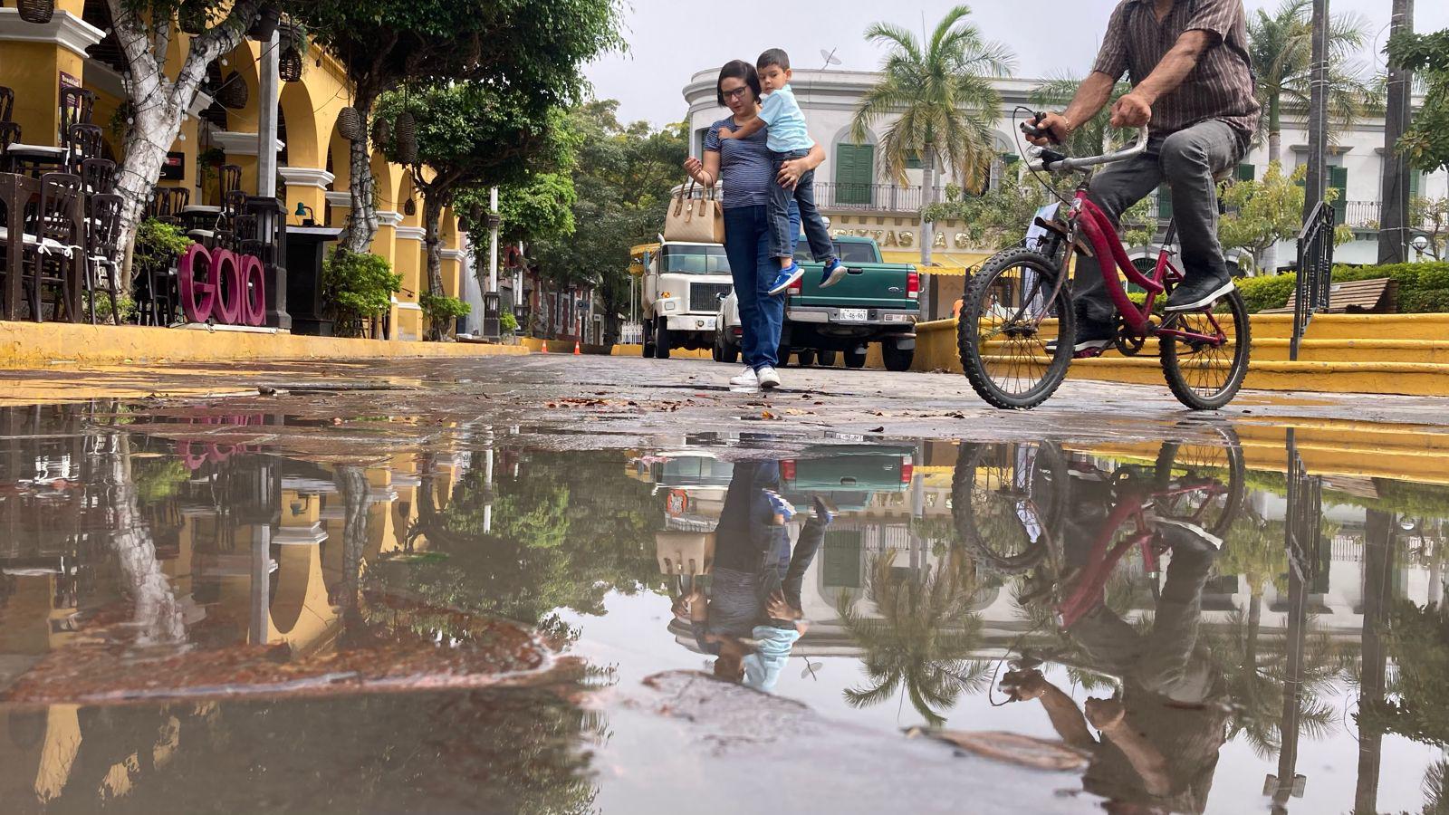 $!Reparan fuga de agua que inundó el viernes calles del Centro Histórico de Mazatlán