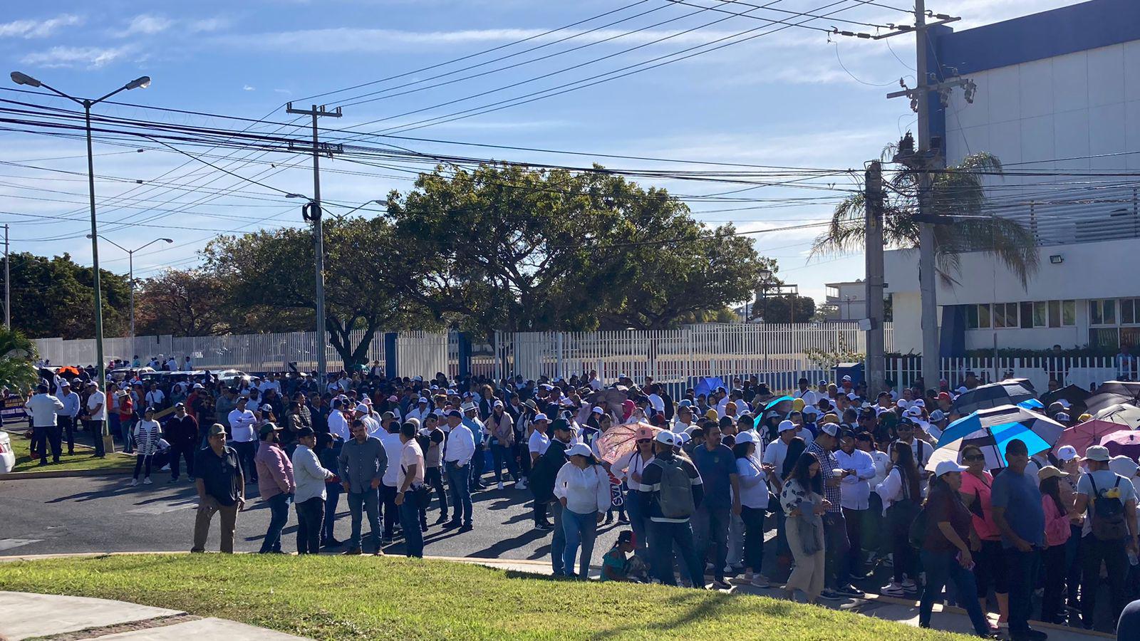 $!Comunidad de la UAS marcha sobre el malecón de Mazatlán en plena jornada del eclipse