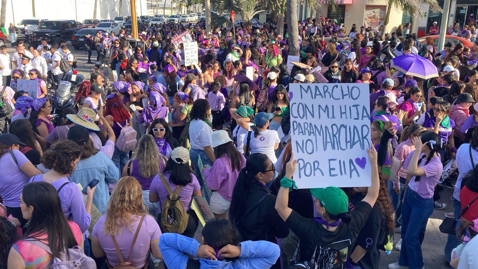 $!Toman mujeres paseo costero de Mazatlán para exigir seguridad