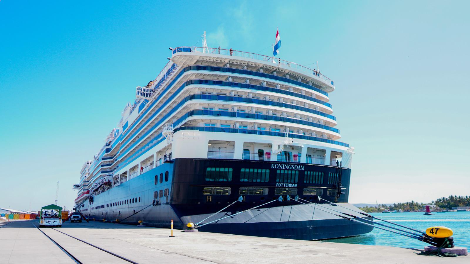 $!Llega más turismo a Mazatlán; arriba al puerto el crucero ‘Koningsdam’ con 3 mil 617 personas a bordo